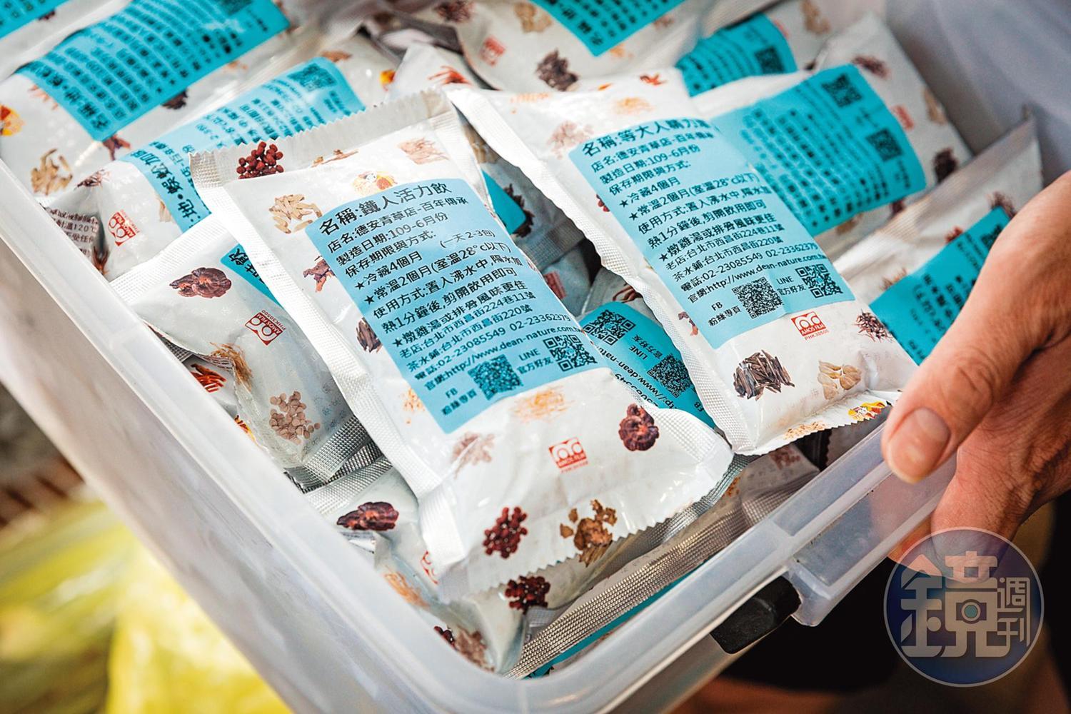 簡宜賢研發出的養身飲品,加熱就可喝,也可放進雞肉一起煮,食用方便。鐵人活力飲60元/包,等大人精力湯80元/包。