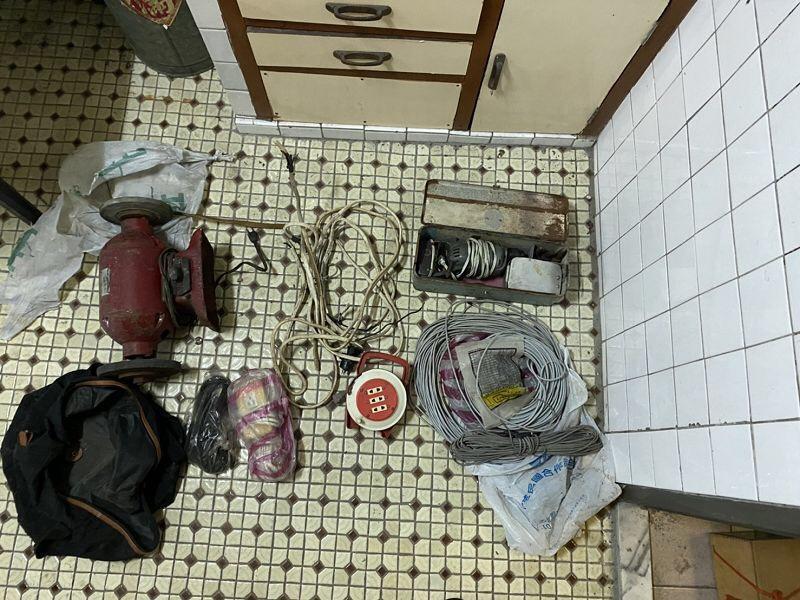 竊賊偷走砂輪機等各式物品。（中山分局提供）