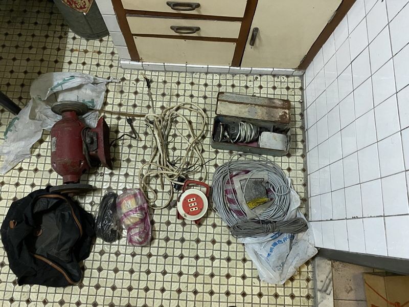 竊賊偷走砂輪機等各式物品。(中山分局提供)