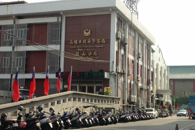 鳳山分局陳姓員警休假期間涉偷拍女子沐浴。（翻攝網路）