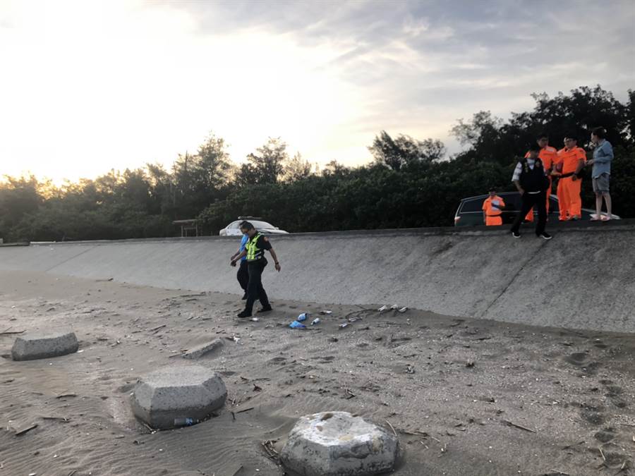 警方接獲女嬰姑姑報案後，依據龍男證詞到海灘邊尋找女嬰遺體。（翻攝畫面）