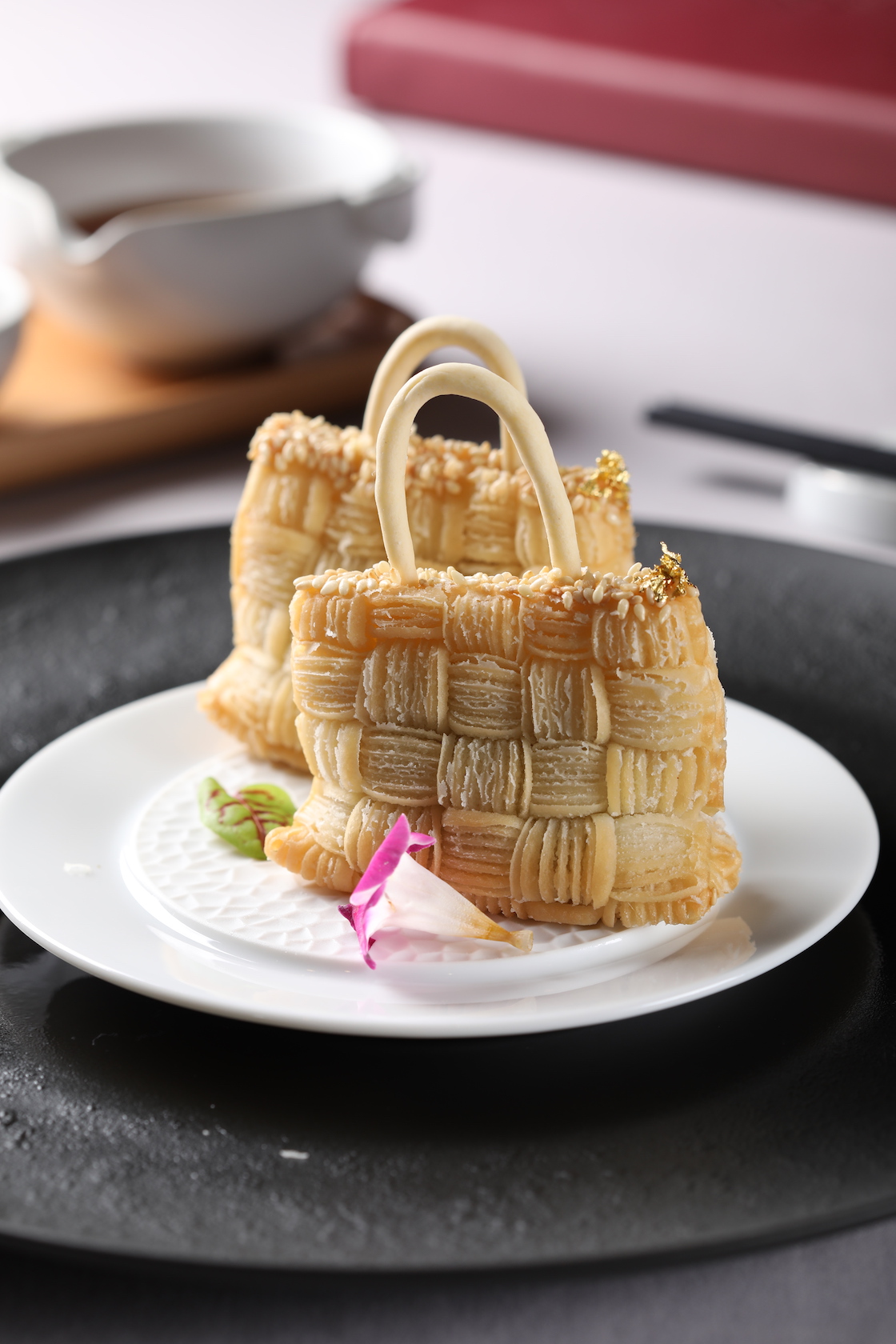 新點心「經典編織酥」內餡塞入吸飽鴨肝精華的乾炒波特菇，鮮腴適口。（220元／2顆）