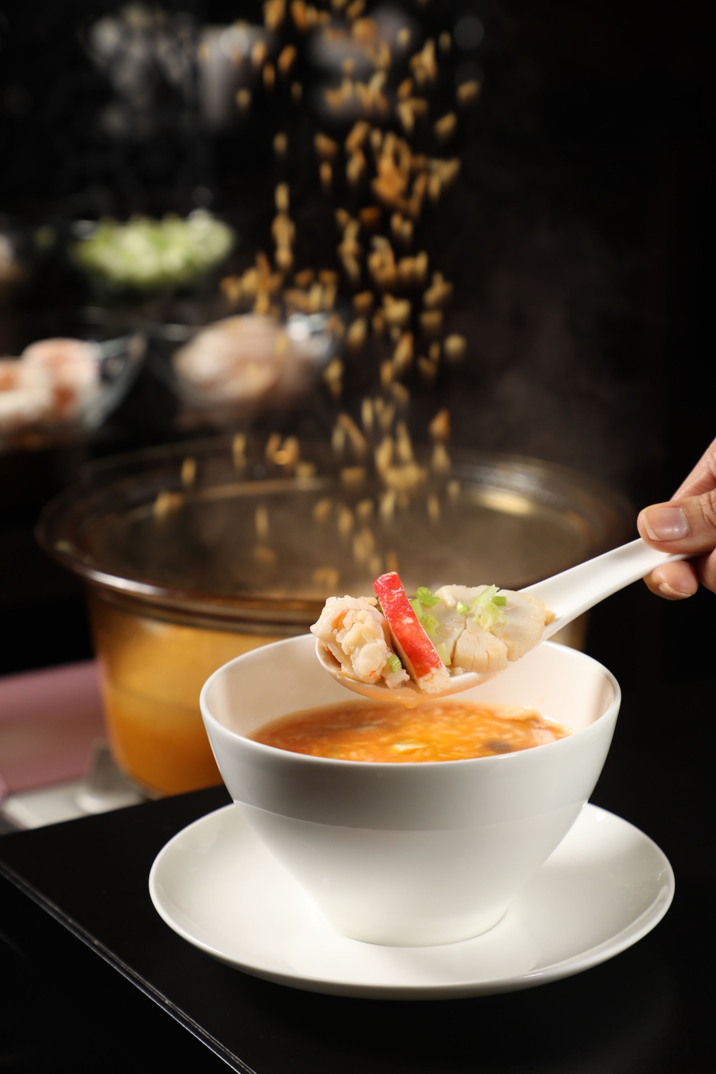 「西施泡飯」以龍蝦、沙公熬湯，搭配北海道干貝、鱈場蟹肉、帝皇蝦等高檔海鮮，堪稱海味大滿貫。（2,280元／份）