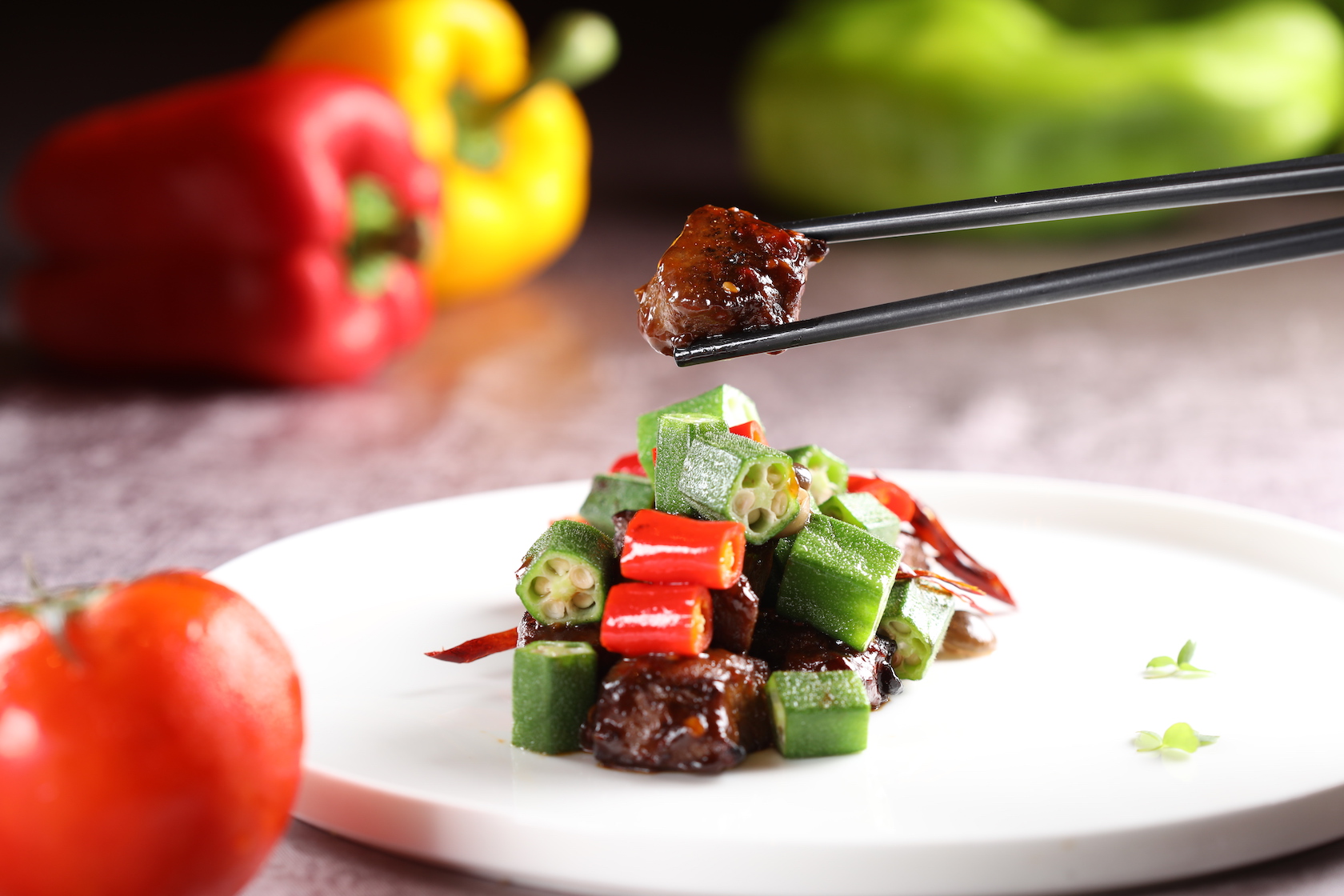「秋葵野菌香辣炒牛柳粒」牛肉鮮嫩，鑊氣飽滿而無耗味，細節可圈可點。（980元／份）