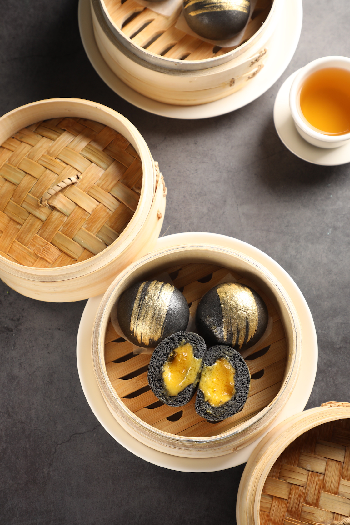 「金箔流沙包」竹炭麵皮刷上食用金粉，時尚度滿分。（150元／3顆）