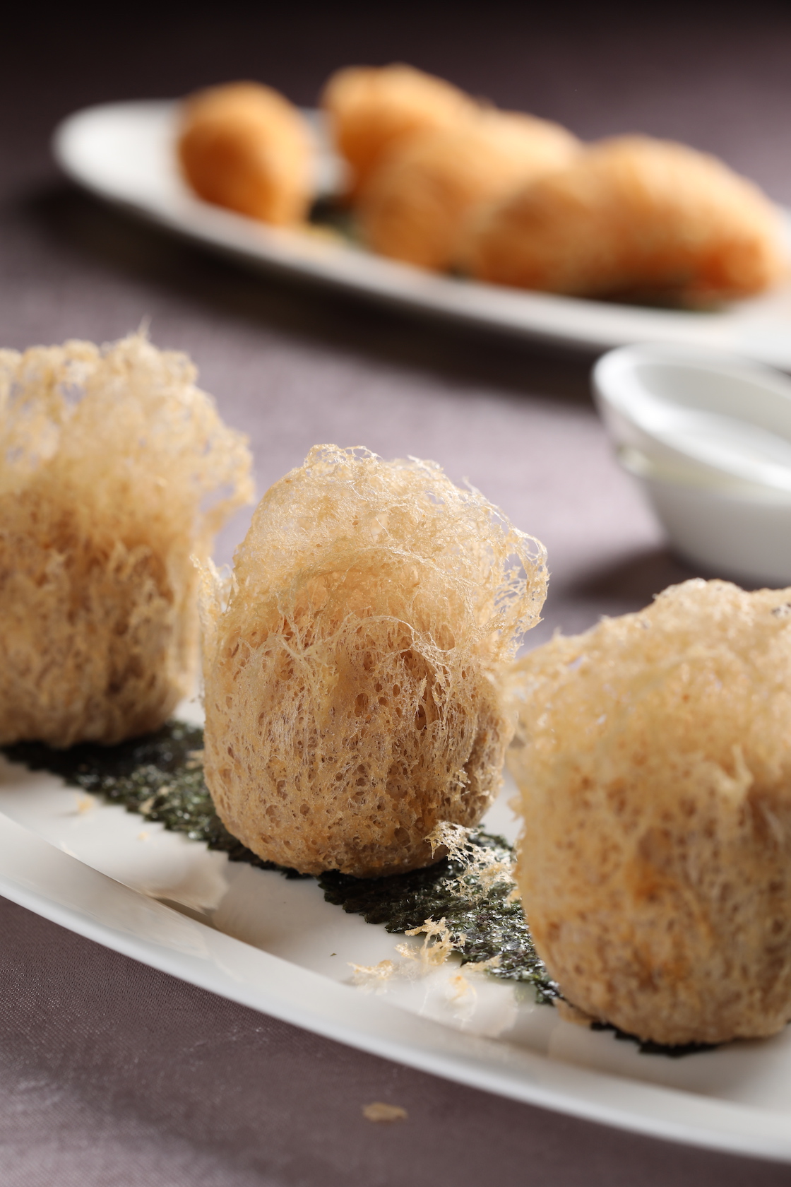 「蜂巢炸芋角」只取芋心壓茸，包著雞腿冬菇餡，外鬆棉內軟滑。（210元／3個）