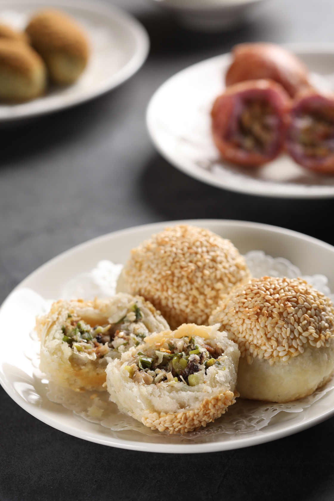「火腿焗燒餅」外皮噴香鬆化，裹著滿滿蔥肉餡。（180元／3顆）