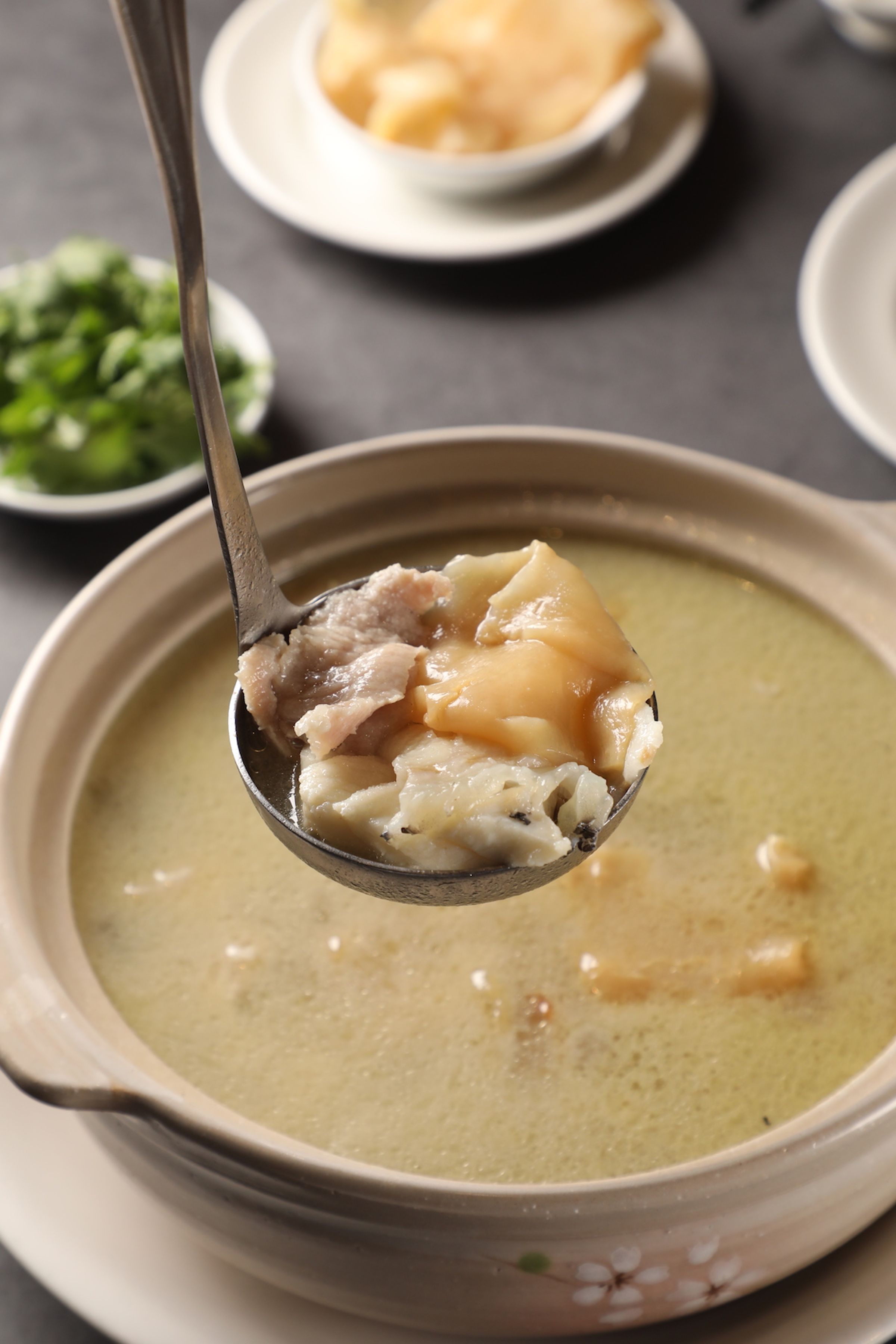 「生滾龍膽花膠湯」湯色雖濃，入口卻清鮮可喜。（1,380元／鍋）