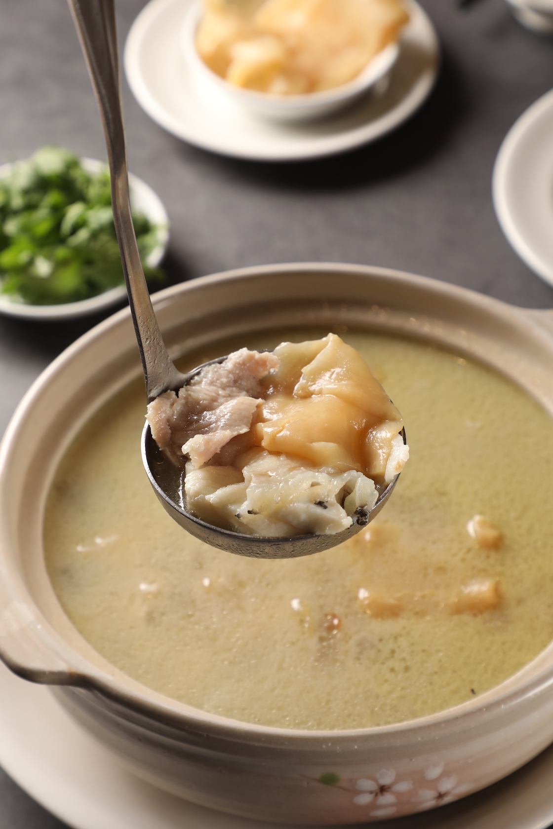 「生滾龍膽花膠湯」湯色雖濃，入口卻清鮮可喜。（1,380元／鍋）