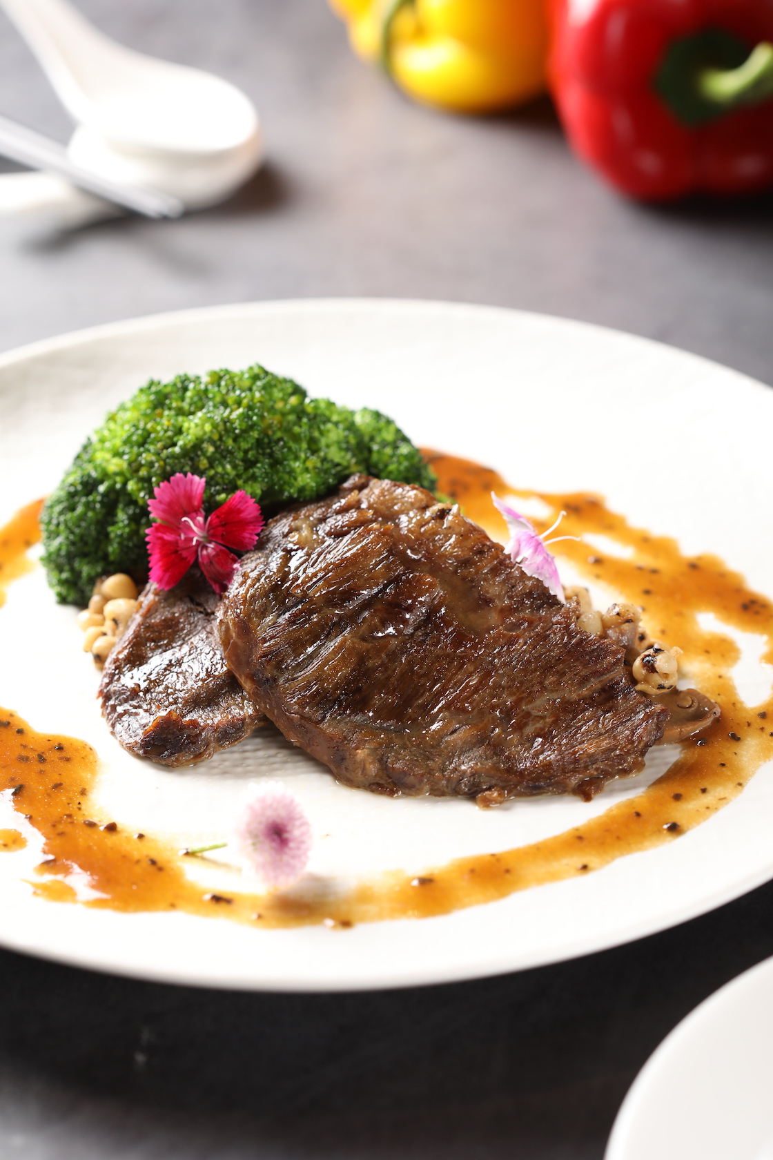 「松露牛臉頰肉」用中藥將富膠質的牛頰燉至軟嫩，再搭配洋派黑松露，滋味中西合璧。（1,080元／份）