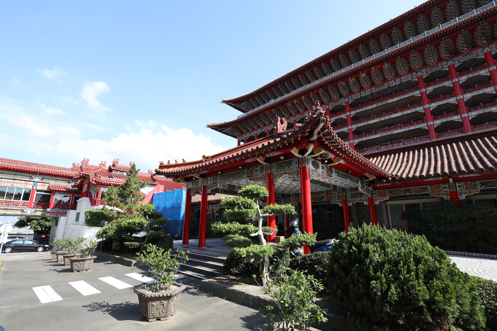 朱紅塗裝如宮廷的外觀，讓圓山飯店一直是台北的地標性建築。
