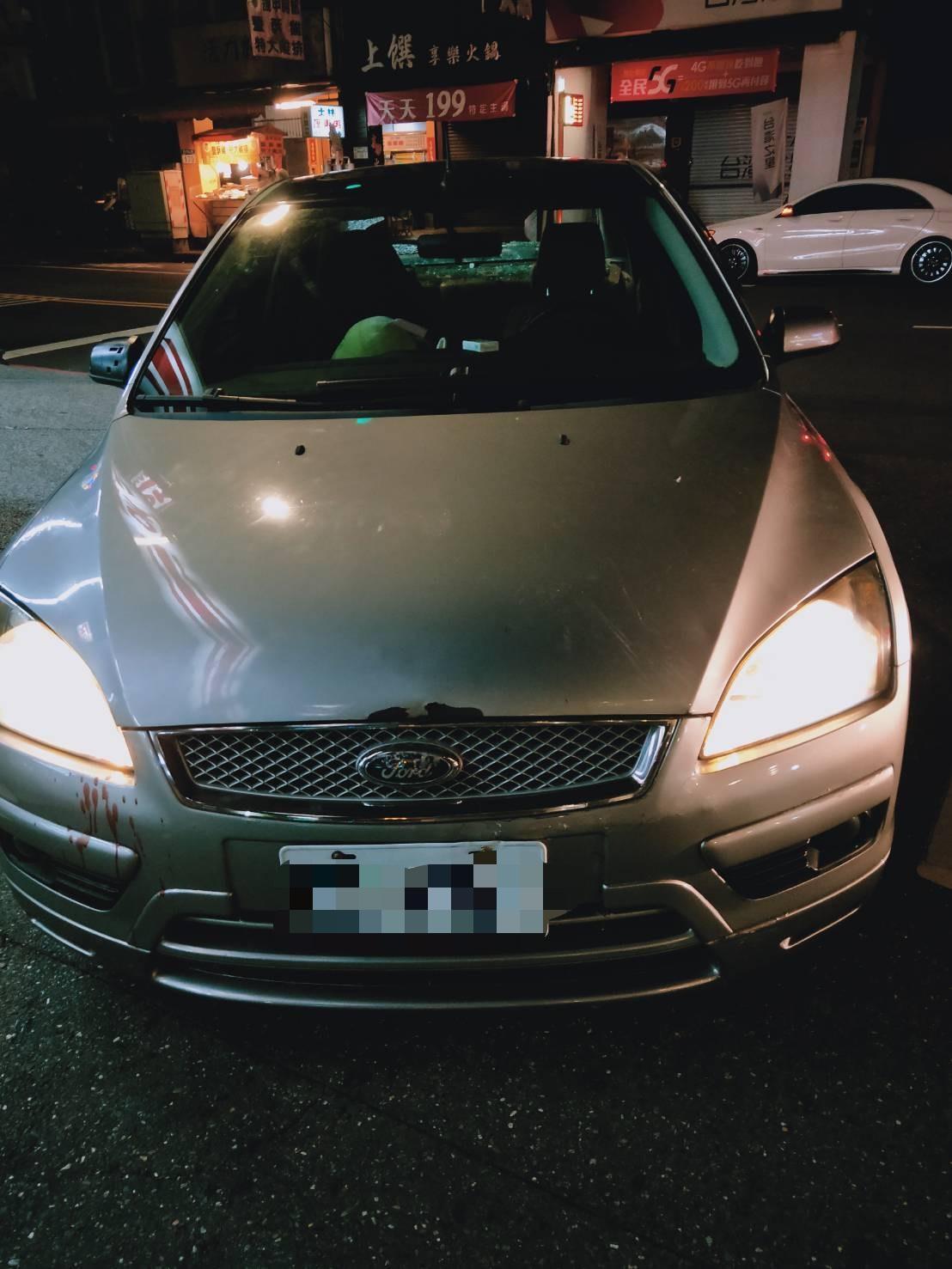 翁男車輛擋風玻璃全毀,車頭沾滿血跡。(翻攝畫面)