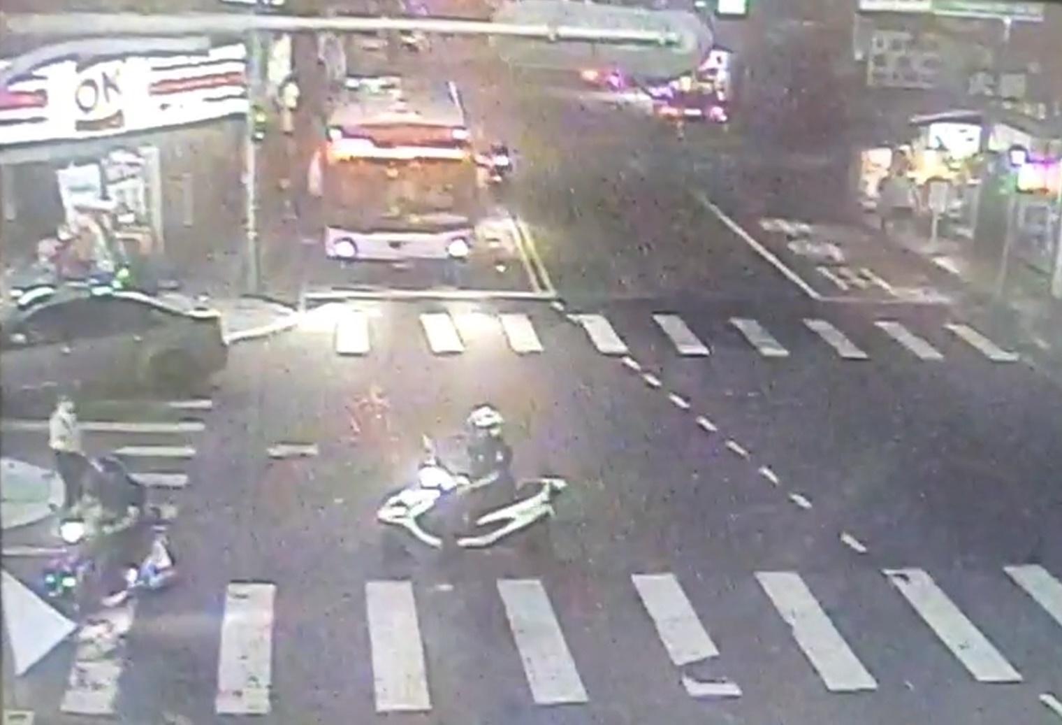 雙方互砍畫面全被路口監視器拍下。(警方提供)