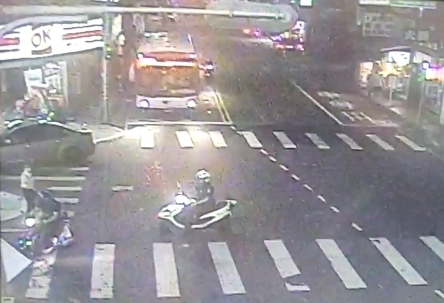 雙方互砍畫面全被路口監視器拍下。（警方提供）