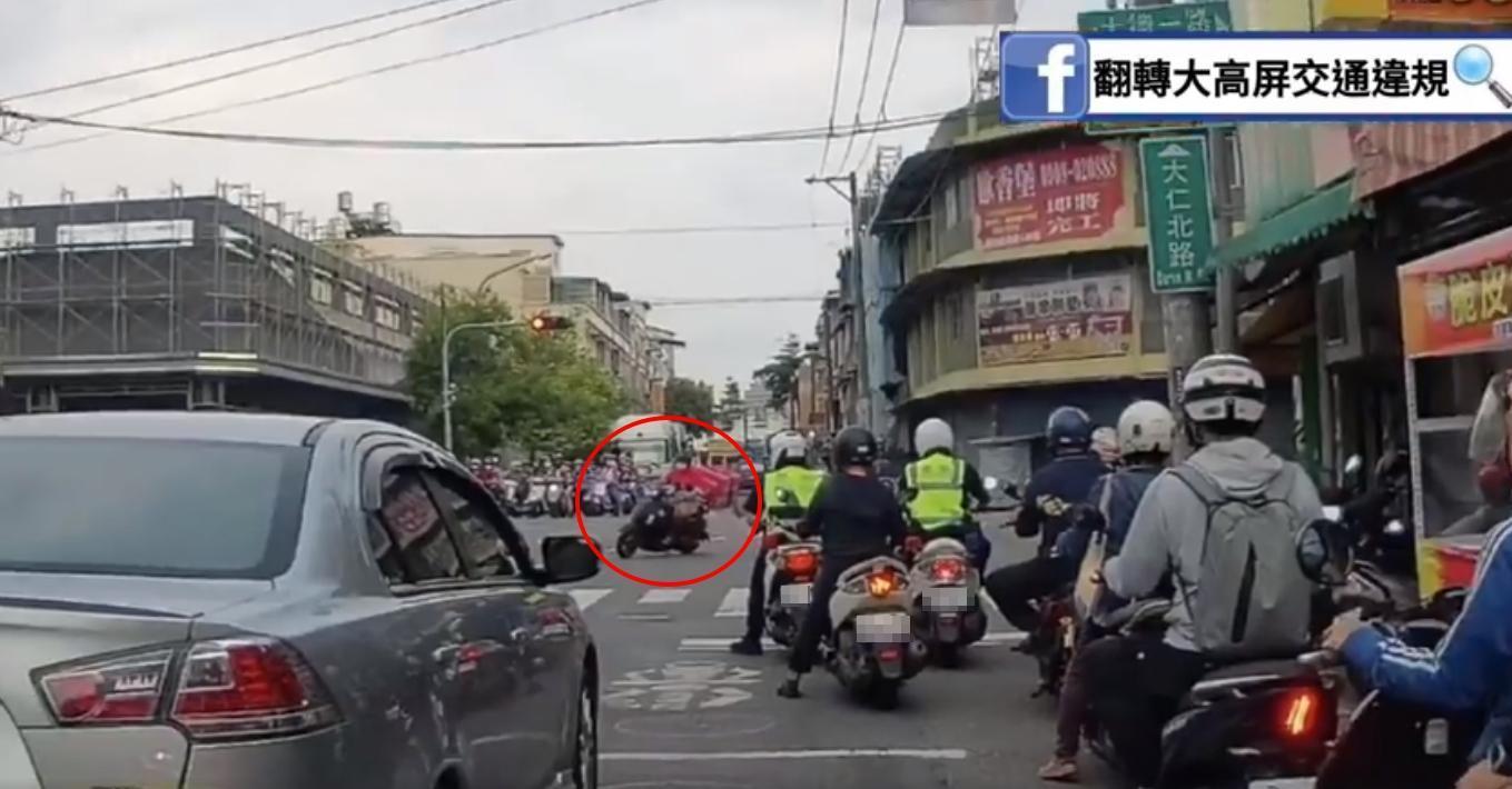 外送員機車違規左轉，警方立即掉頭攔車。（翻攝自「翻轉大高屏交通違規」臉書粉專）
