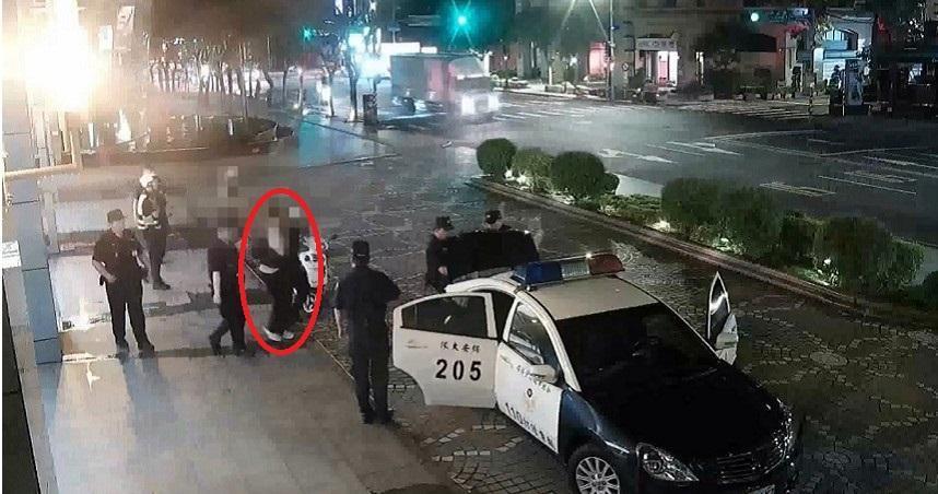 警方將張男帶回偵訊時的畫面。(警方提供)