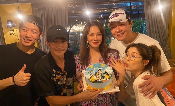 《特務搞飛機》演員李相侖（左起）、裵正楠、嚴正化、朴星雄、李先彬齊聚慶祝電影觀影人次破百萬。（翻攝嚴正化Instagram）