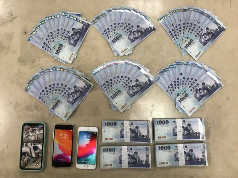 2人報警配合警方偵查，員警於指定面交處所附近埋伏，當場查獲20歲張姓、18歲黃姓2人詐欺車手。