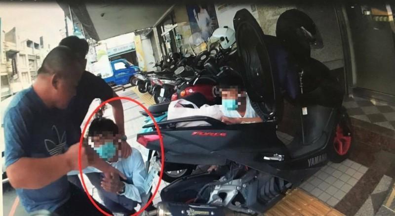 警方逮捕兩嫌,當場查扣手機3支及現金46萬元。
