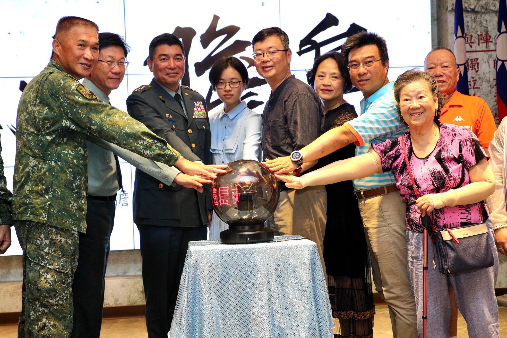 陸軍司令陳寶餘上將（左三）、金防部指揮官賀政（左一）與大二膽戰役遺族代表共同啟用大膽島生明廳數位隊史館。（金防部提供）
