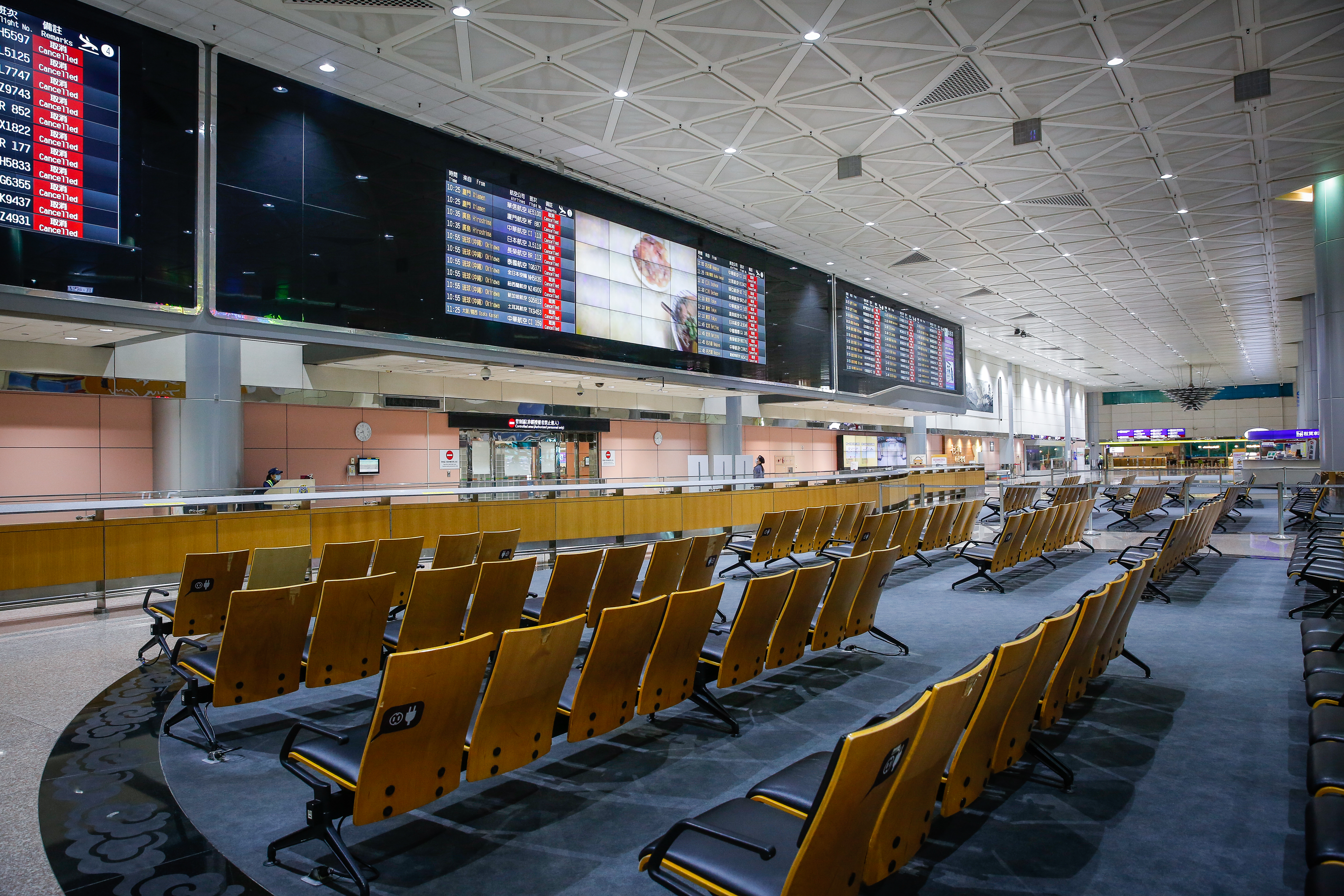 指揮中心表示暫不調整入境篩檢措施。圖為桃園機場入境大廳。