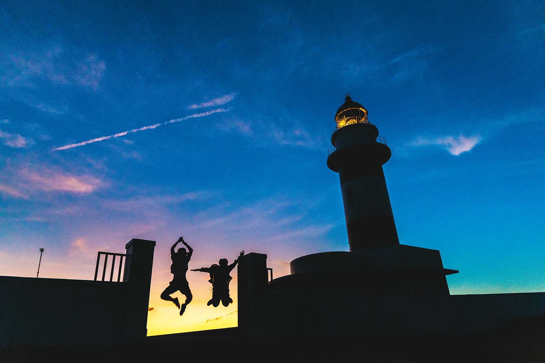 東吉燈塔除了守護航海人，也是島上欣賞夕陽落日的美麗景點。