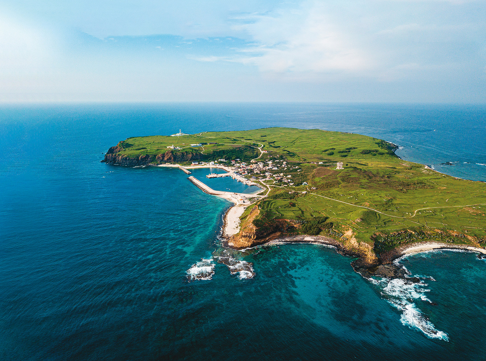 東吉位於馬公南方，是澎湖南方四島國家公園的其中一座島嶼。