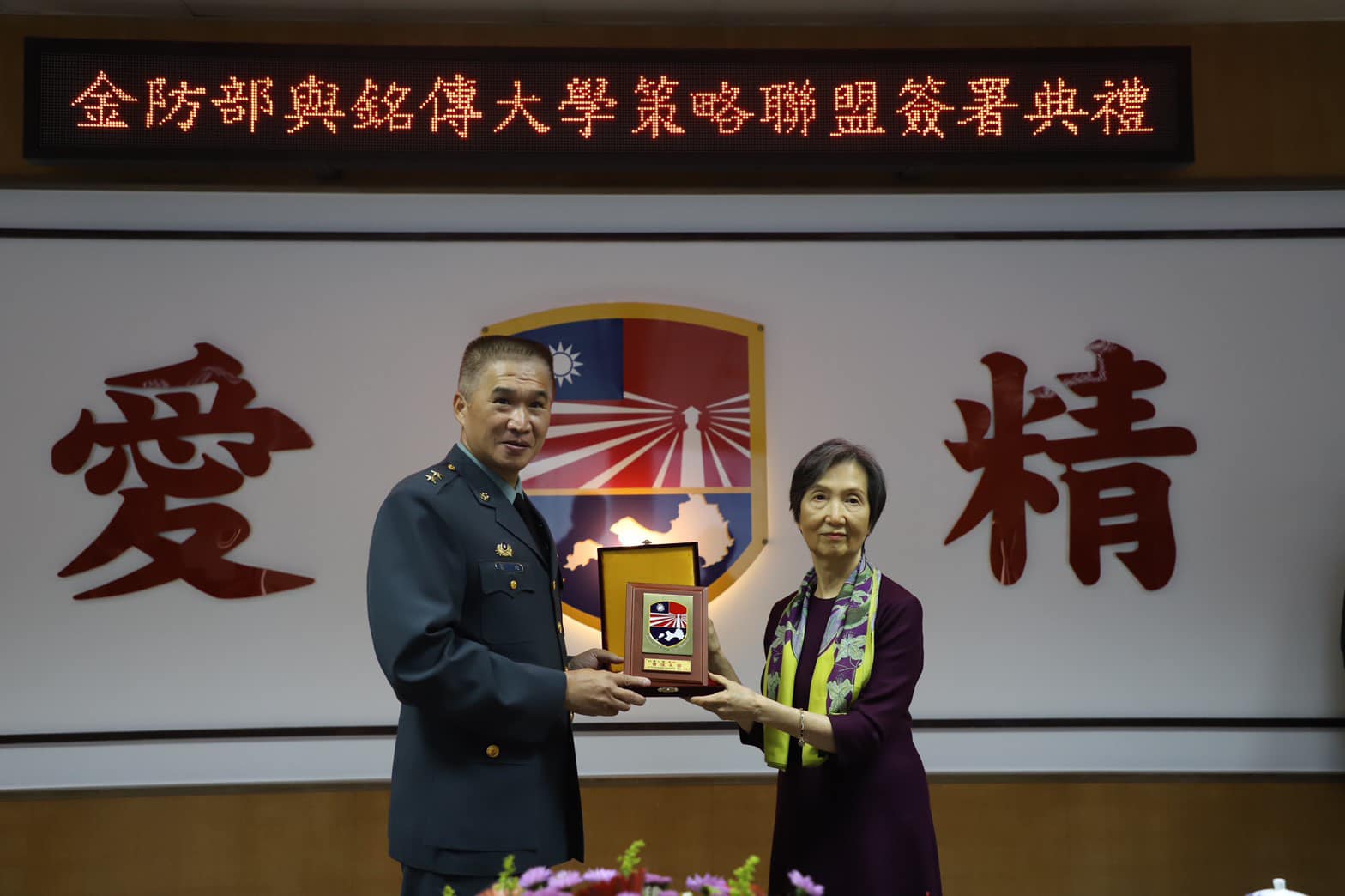 金防部指揮官賀政中將（左）是在去年7月上任。（翻攝陸軍金門防衛指揮部臉書）