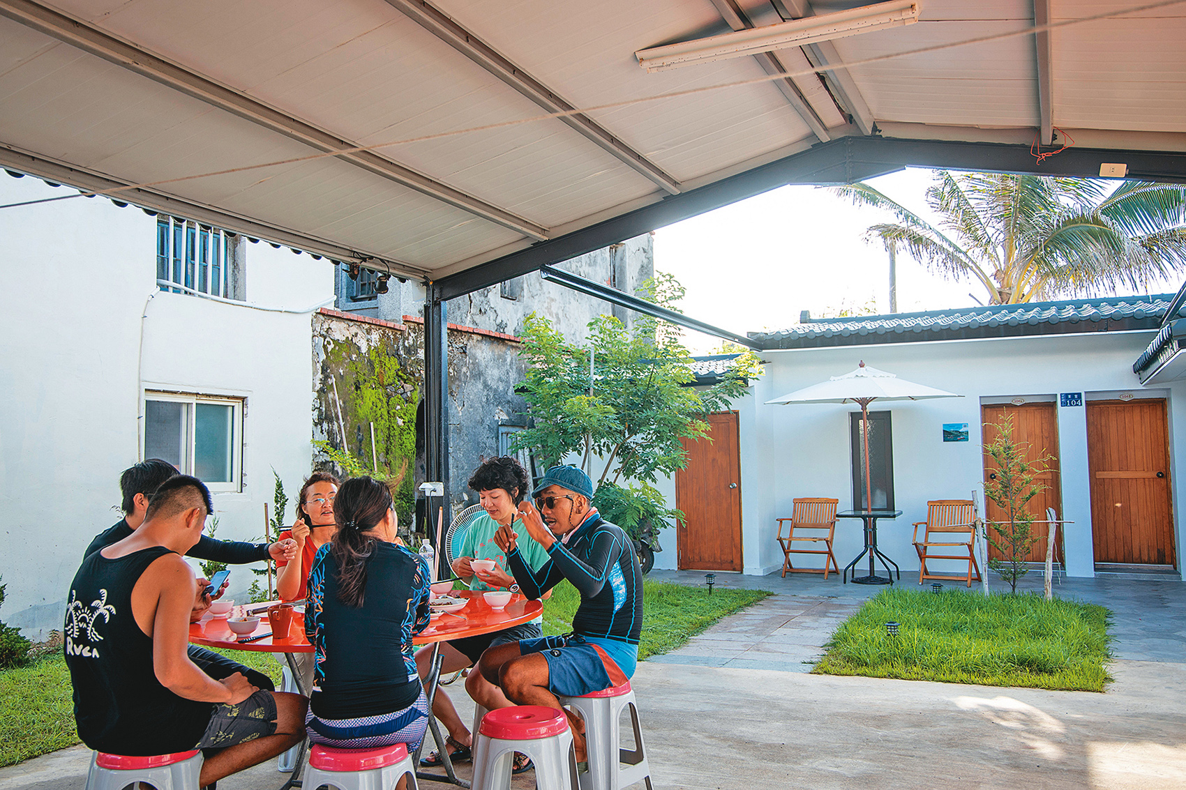 「得人民宿」的用餐空間是庭院內的頂棚下。