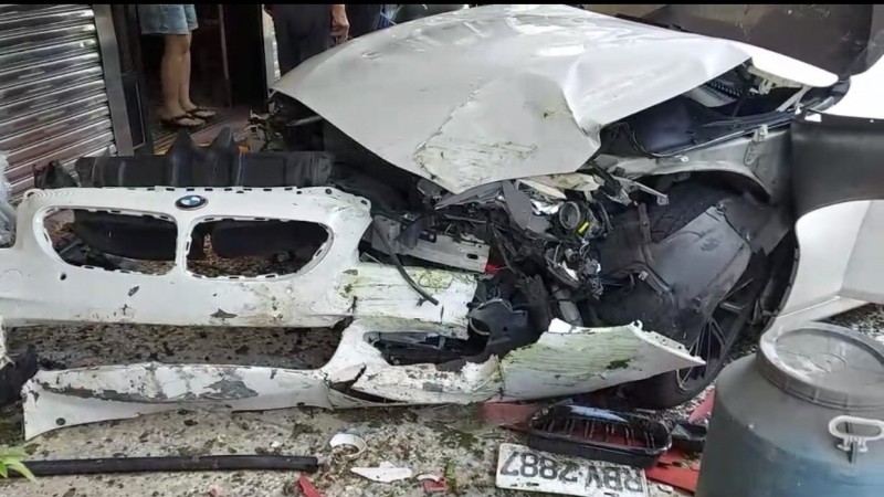 屁孩駕駛的BMW衝入騎樓，差點撞進民宅。（民眾提供）