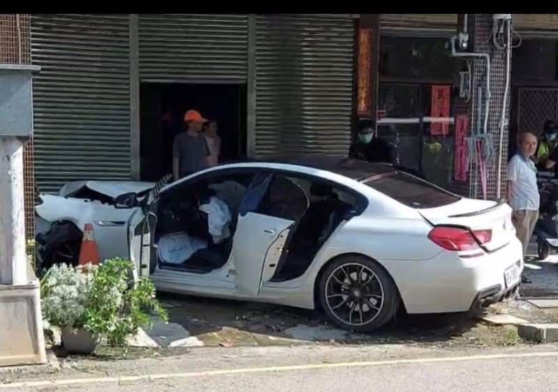 肇事BMW安全氣囊爆開，車頭嚴重毀損，連車牌都噴飛。（民眾提供）
