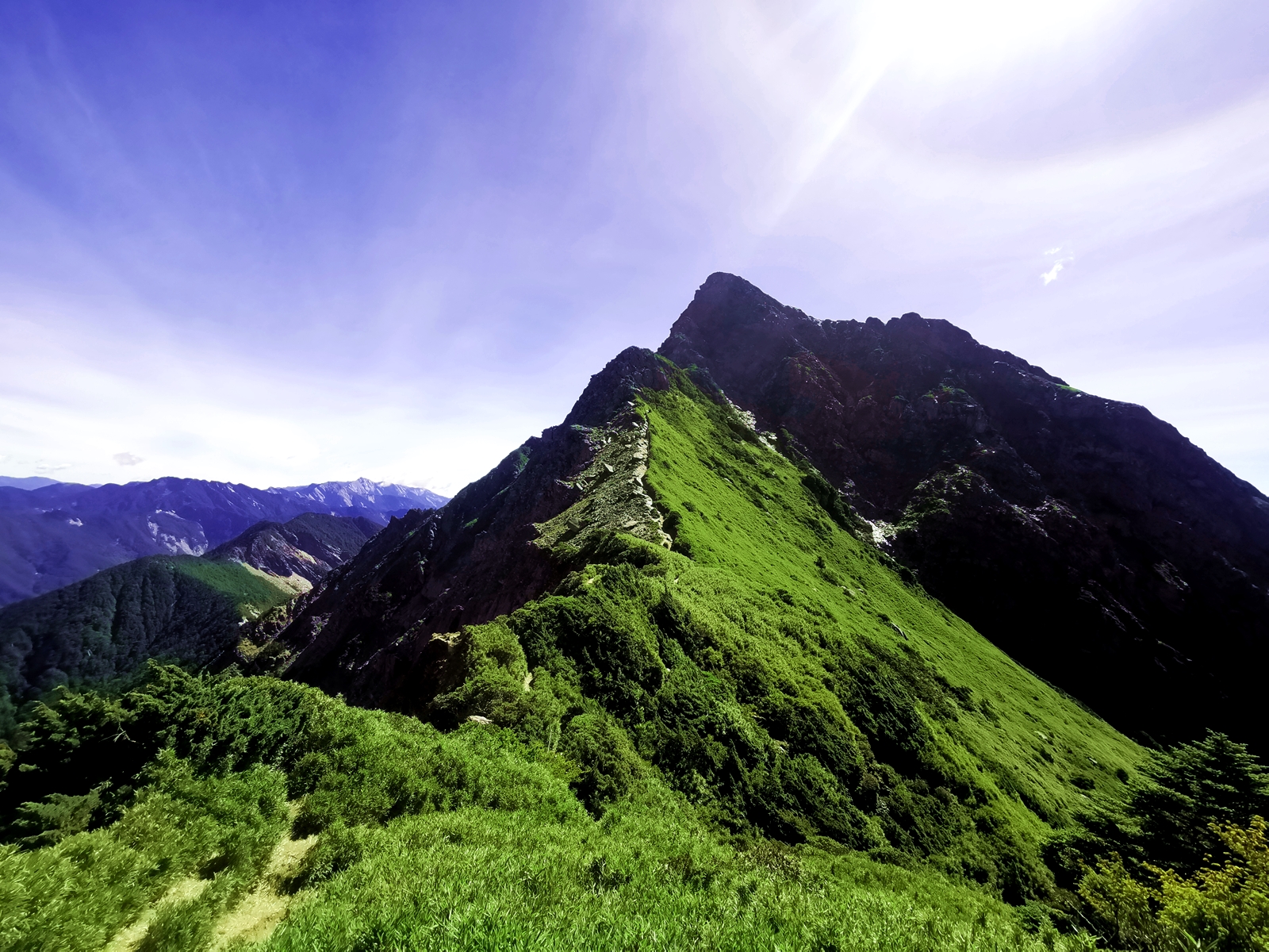 上稜線後奇萊北峰孤傲的身影讓人迷戀。