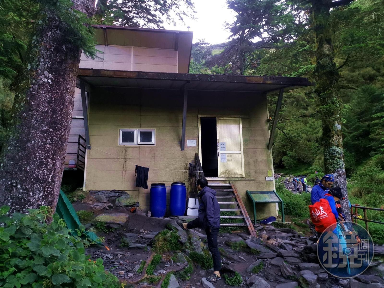 成功山屋提供住宿,山屋旁有乾淨水源。