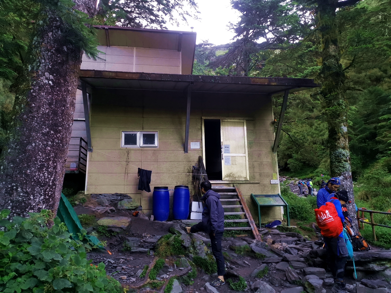 成功山屋提供住宿，山屋旁有乾淨水源。