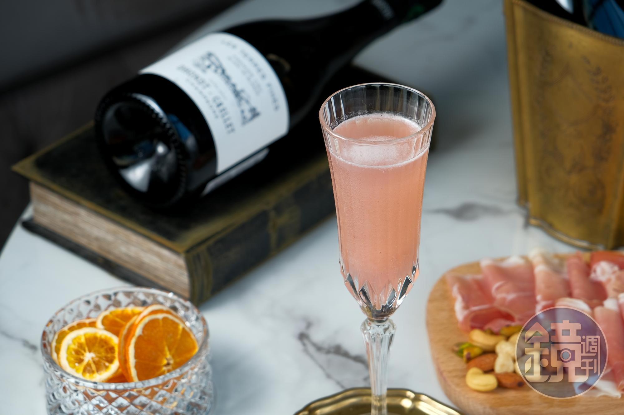 義大利經典調酒「Bellini」(中,480元/杯),在這裡以法國香檳取代義大利氣泡酒Prosecco,洋溢馥郁蜜桃香,搭配西式小食「伊比利火腿盤」(前,1,000元/份),好拍又解饞。