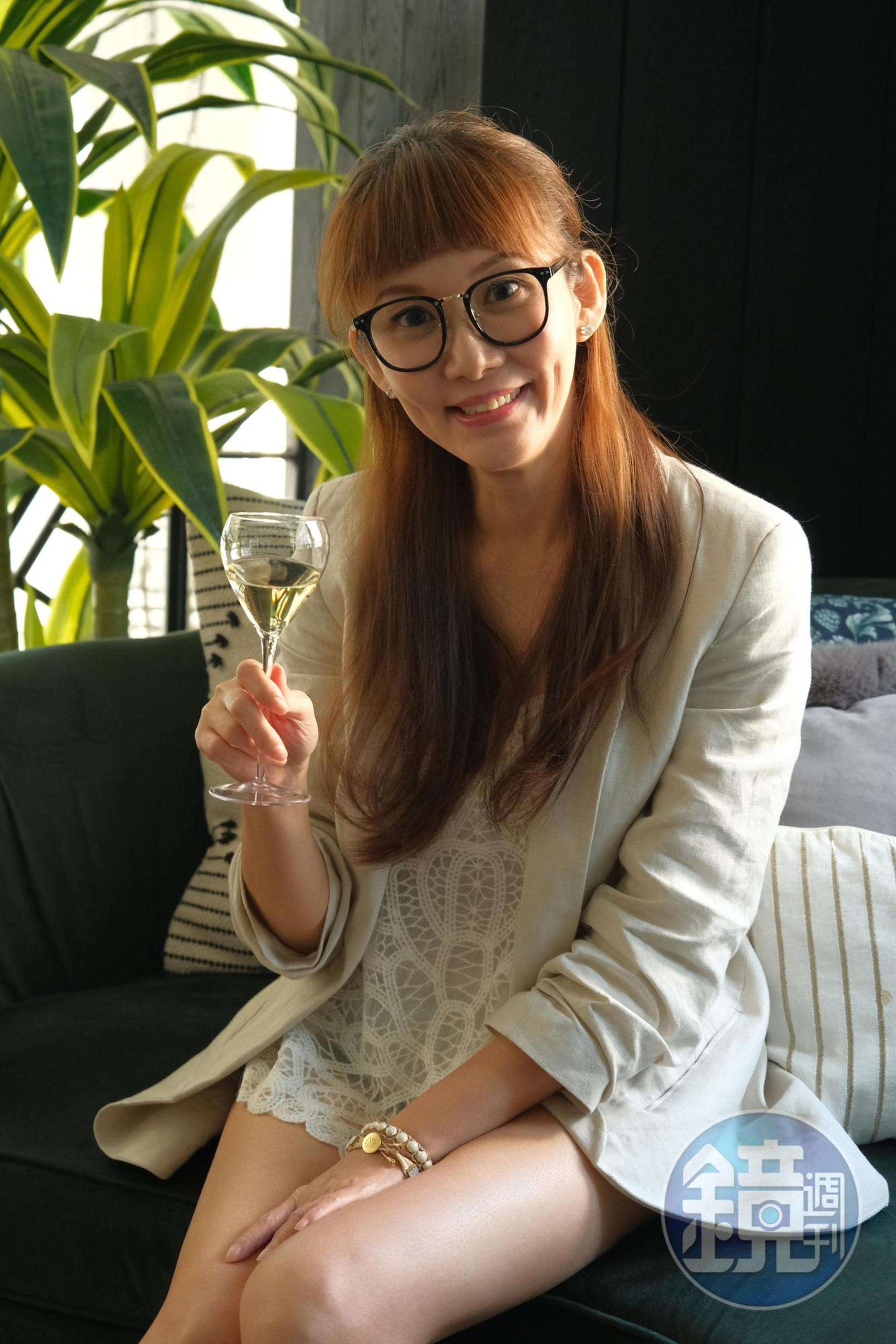 「Opium Champagne Bar」創辦人Vivian熱衷品味香檳,格外欣賞香檳帶來的愉悅情調。