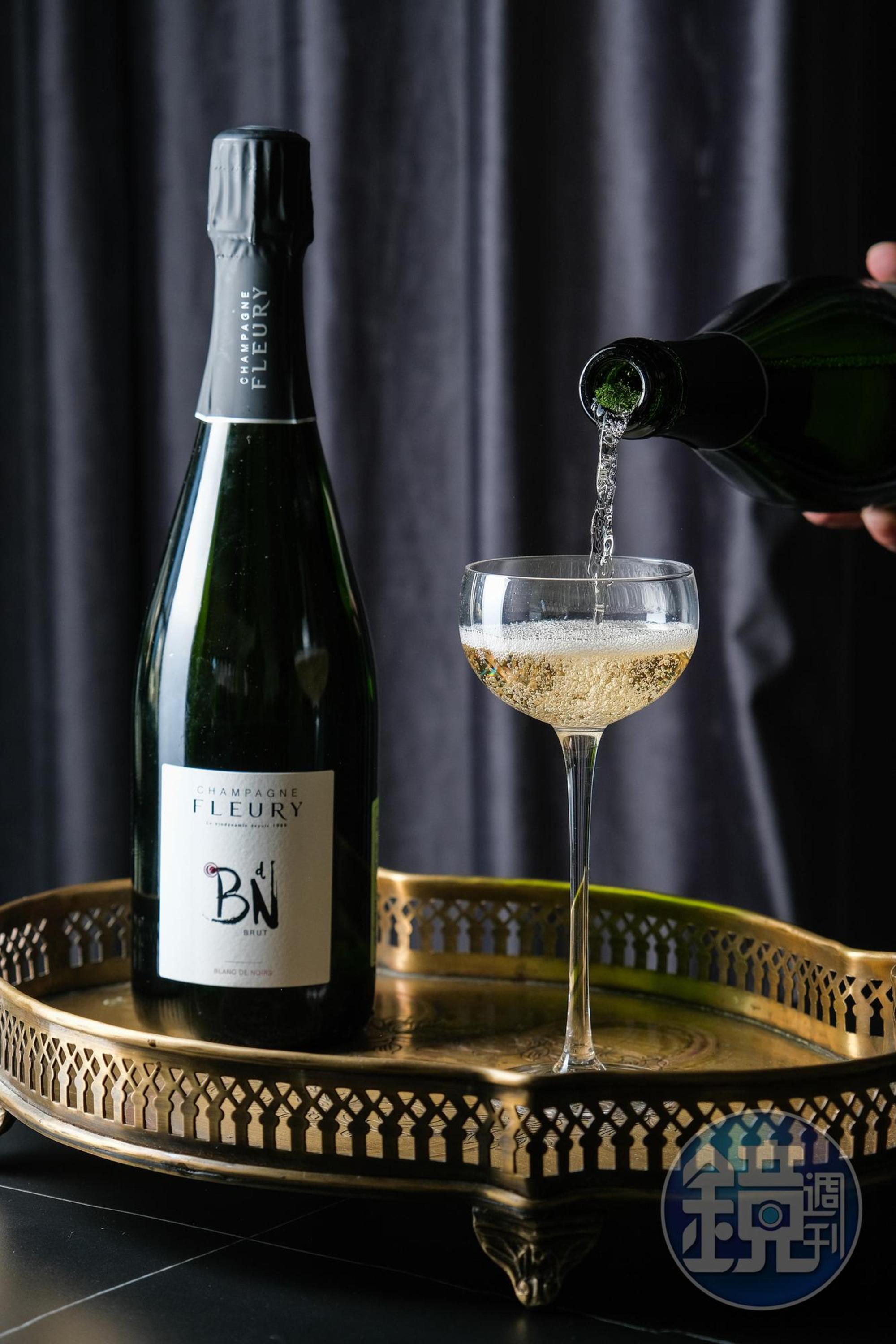 「NV Fleury Brut Blanc de Noirs無年分芙花 黑中白香檳」的酸度適合搭配海鮮。(520元/杯、4,800元/瓶)