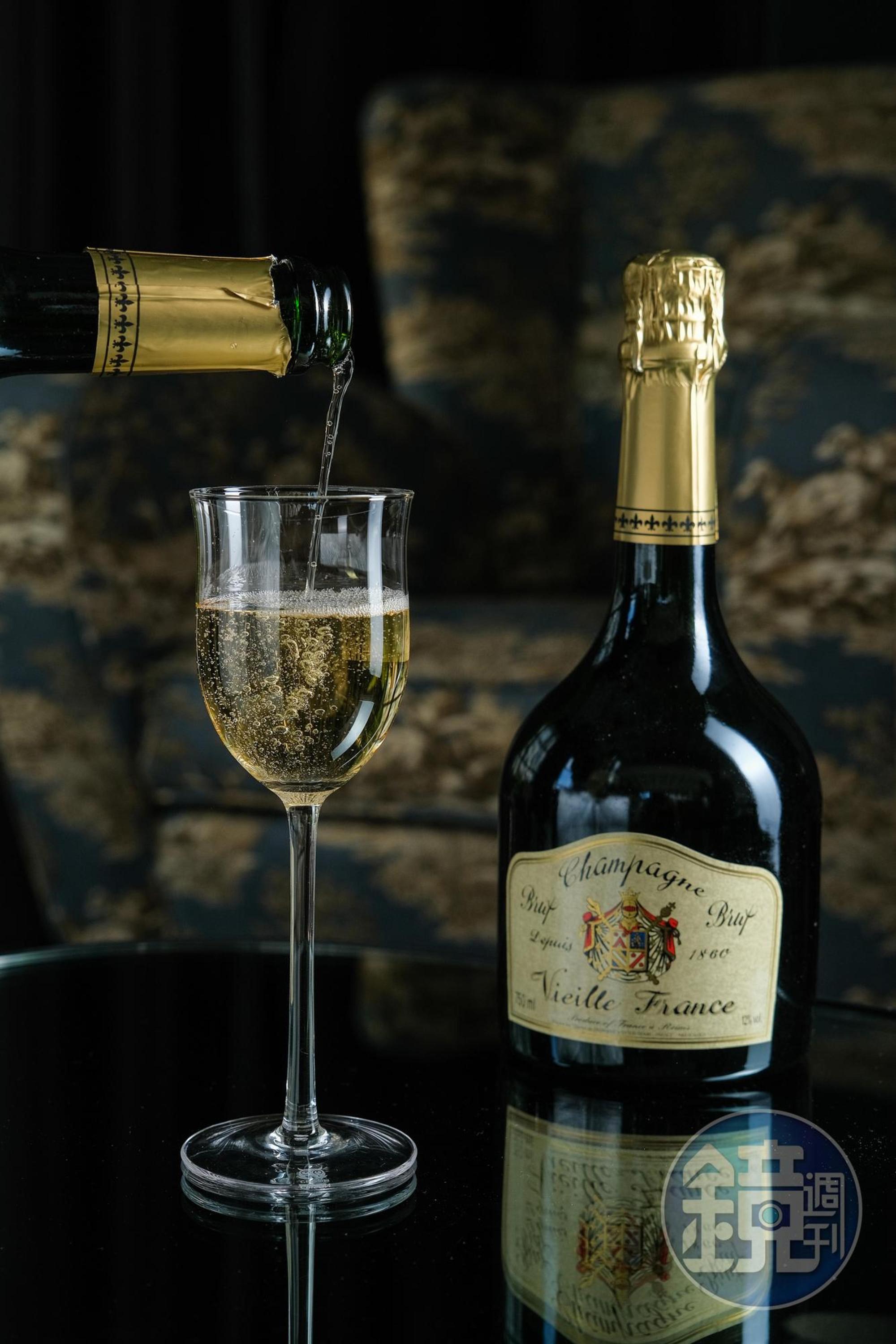 「Champagne Vieille France Brut老法香檳」瓶身復古,帶有奶油味。(520元/杯、4,800元/瓶)