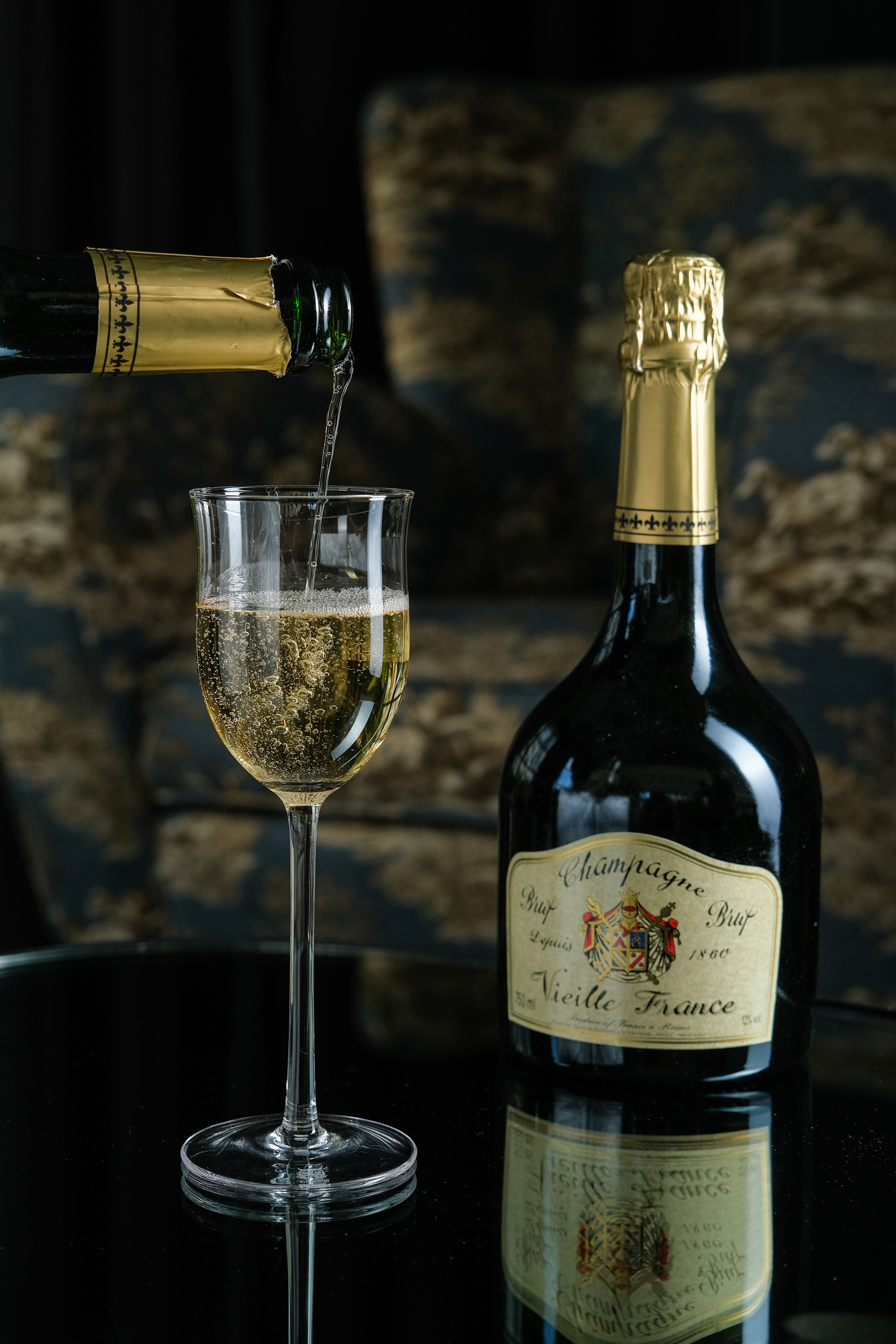 「Champagne Vieille France Brut老法香檳」瓶身復古，帶有奶油味。（520元／杯、4,800元／瓶）
