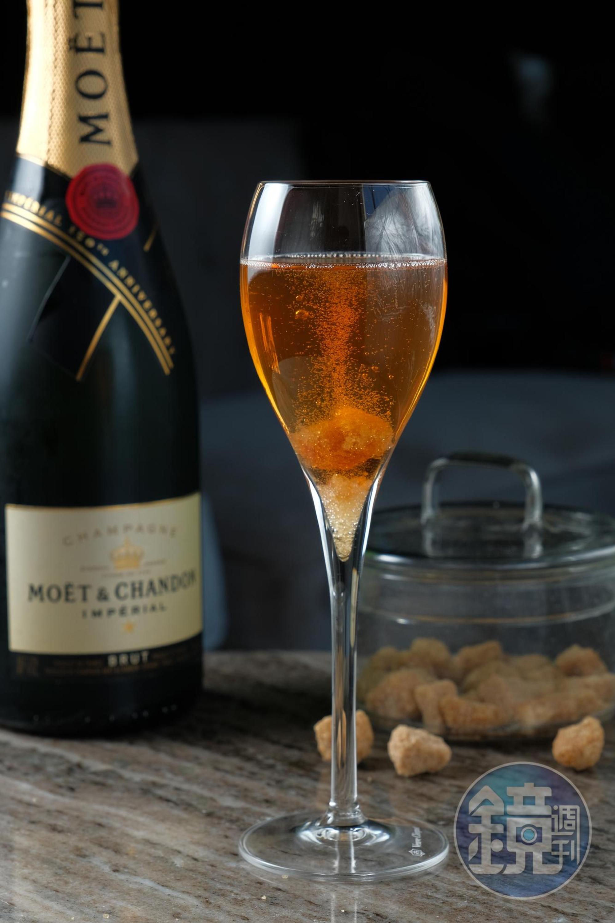 「Champagne Cocktail」丟進砂糖,讓它融化在酒液中,同時提高甜度。(480元/杯)
