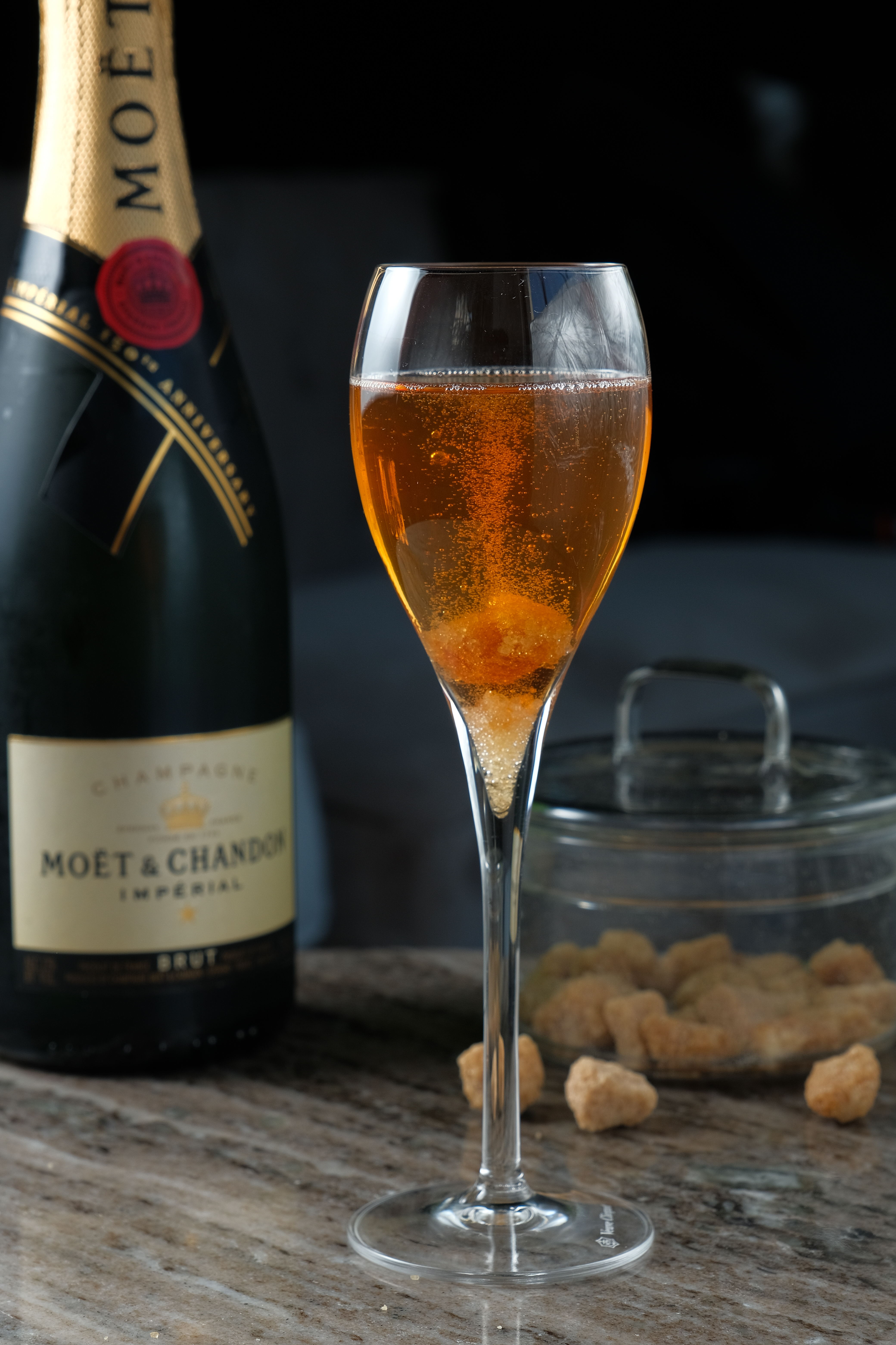 「Champagne Cocktail」丟進砂糖，讓它融化在酒液中，同時提高甜度。（480元／杯）