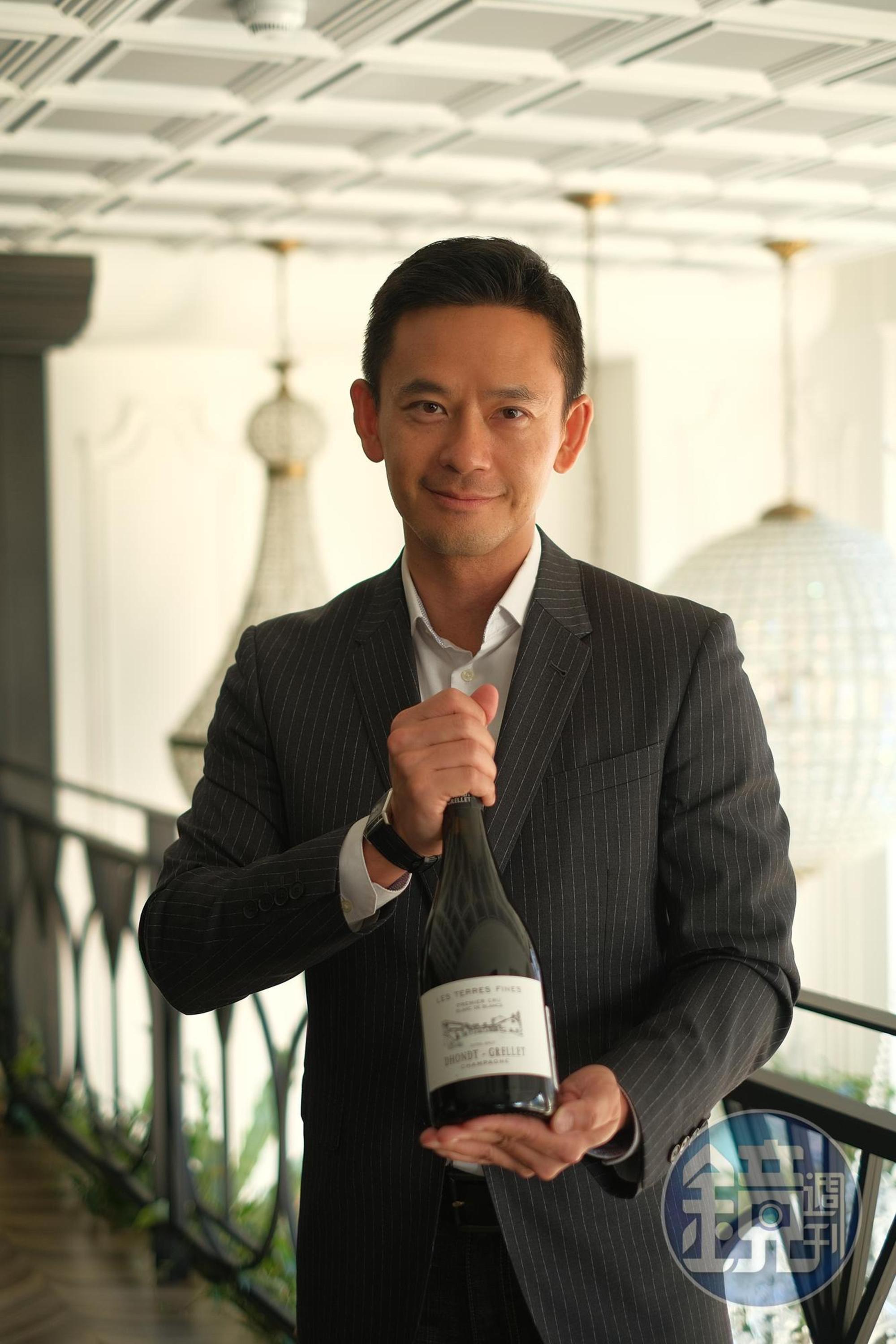 葡萄酒達人林才右擔任香檳吧的選酒顧問。