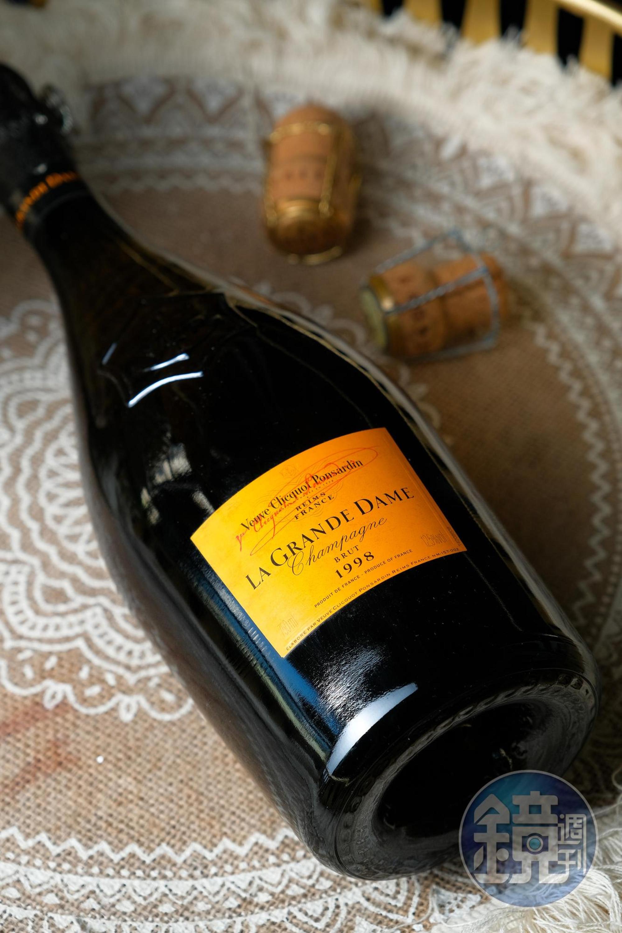 「法國凱歌香檳貴婦Veuve Clicquot La Grande Dame 1998」有花香及礦物氣息，也是Vivian的最愛。（22,000元／瓶）
