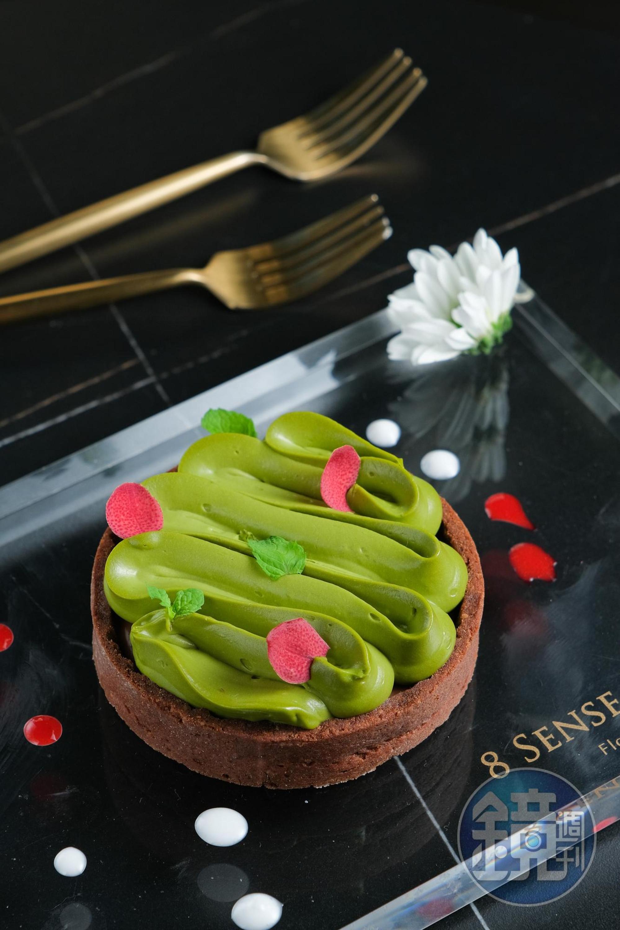 香檳吧提供「8 Sense Garden」美型甜點「抹茶巧克力」，茶韻回甘。（280元／份）
