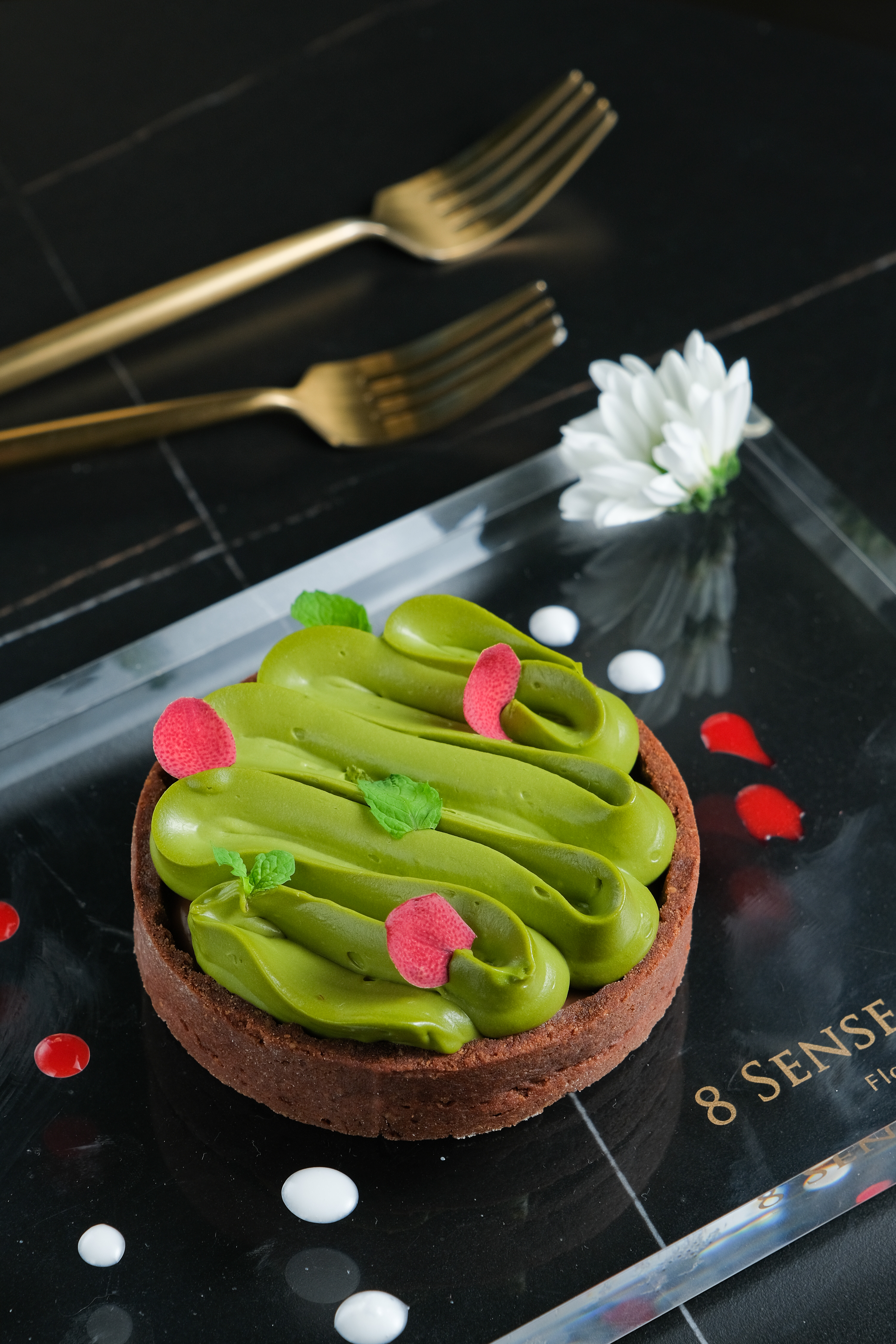 香檳吧提供「8 Sense Garden」美型甜點「抹茶巧克力」，茶韻回甘。（280元／份）