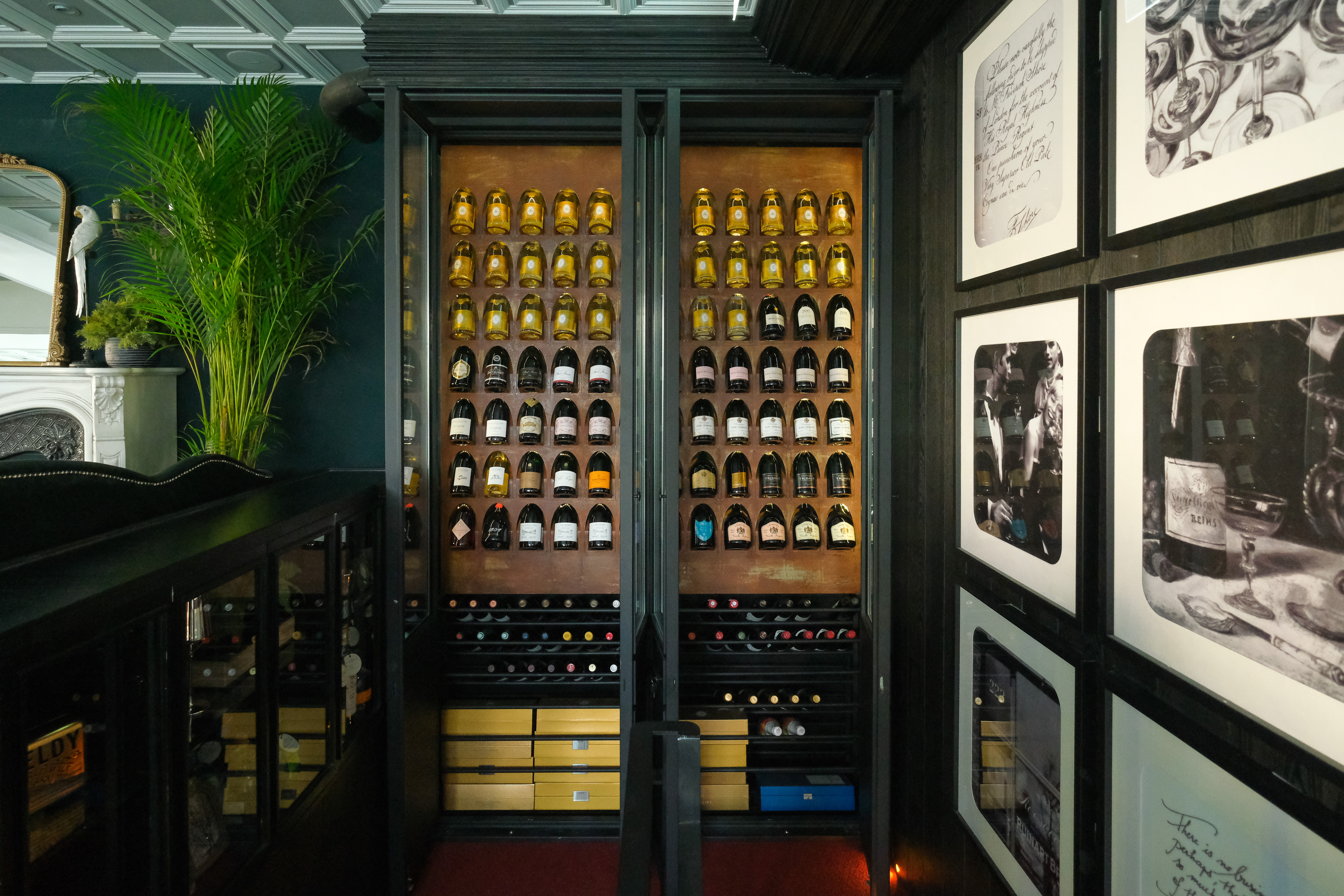 香檳藏酒豐富，上排是數支「Louis Roederer Cristal水晶香檳」。