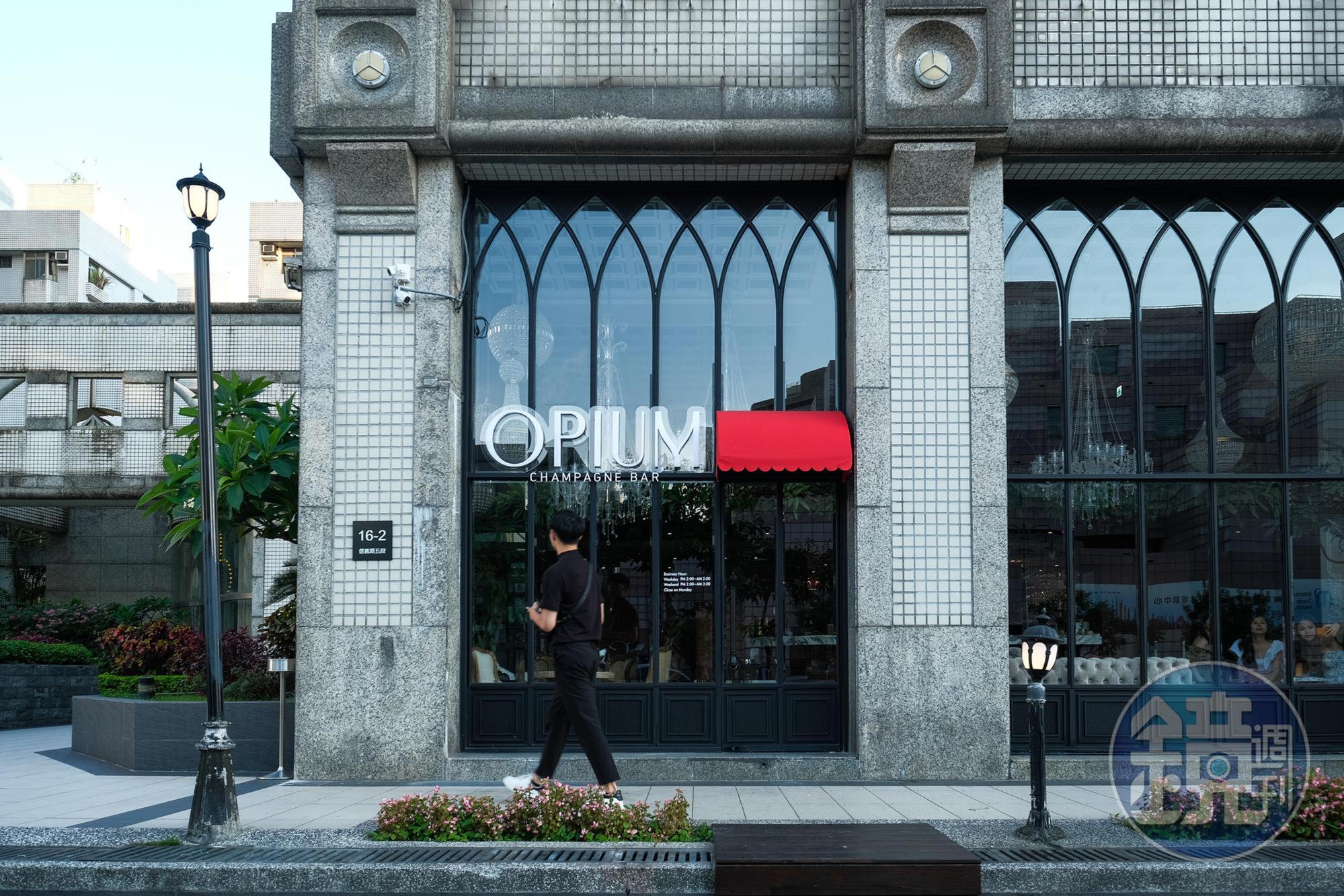 香檳吧下午就營業，造福白天想微醺的都市人。