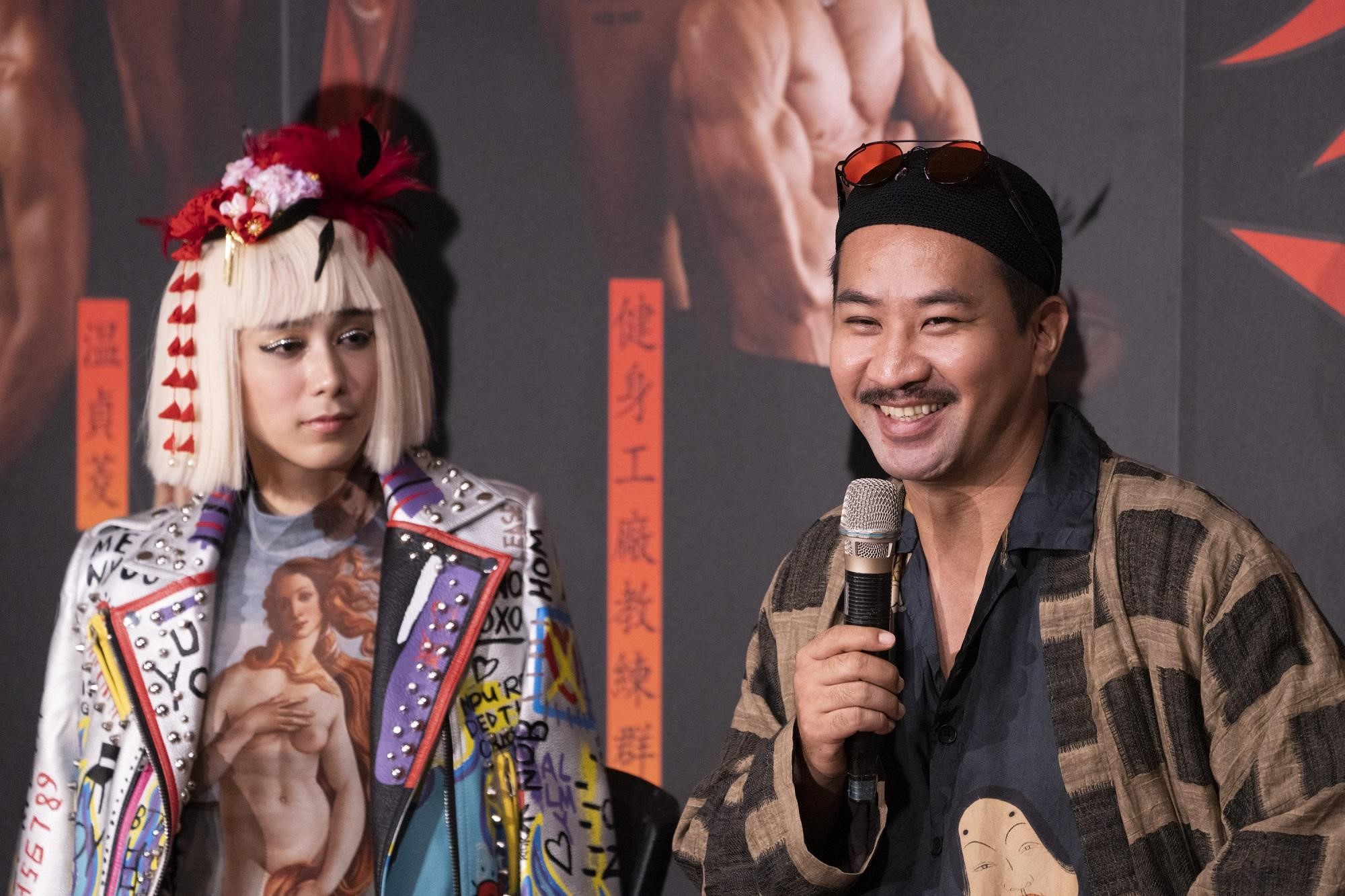 氣質女星温貞菱（左）今出席舞台劇記者會，一頭假髮濃妝讓人一眼認不出她。右為黃健瑋。（眼球先生的美術劇場提供）