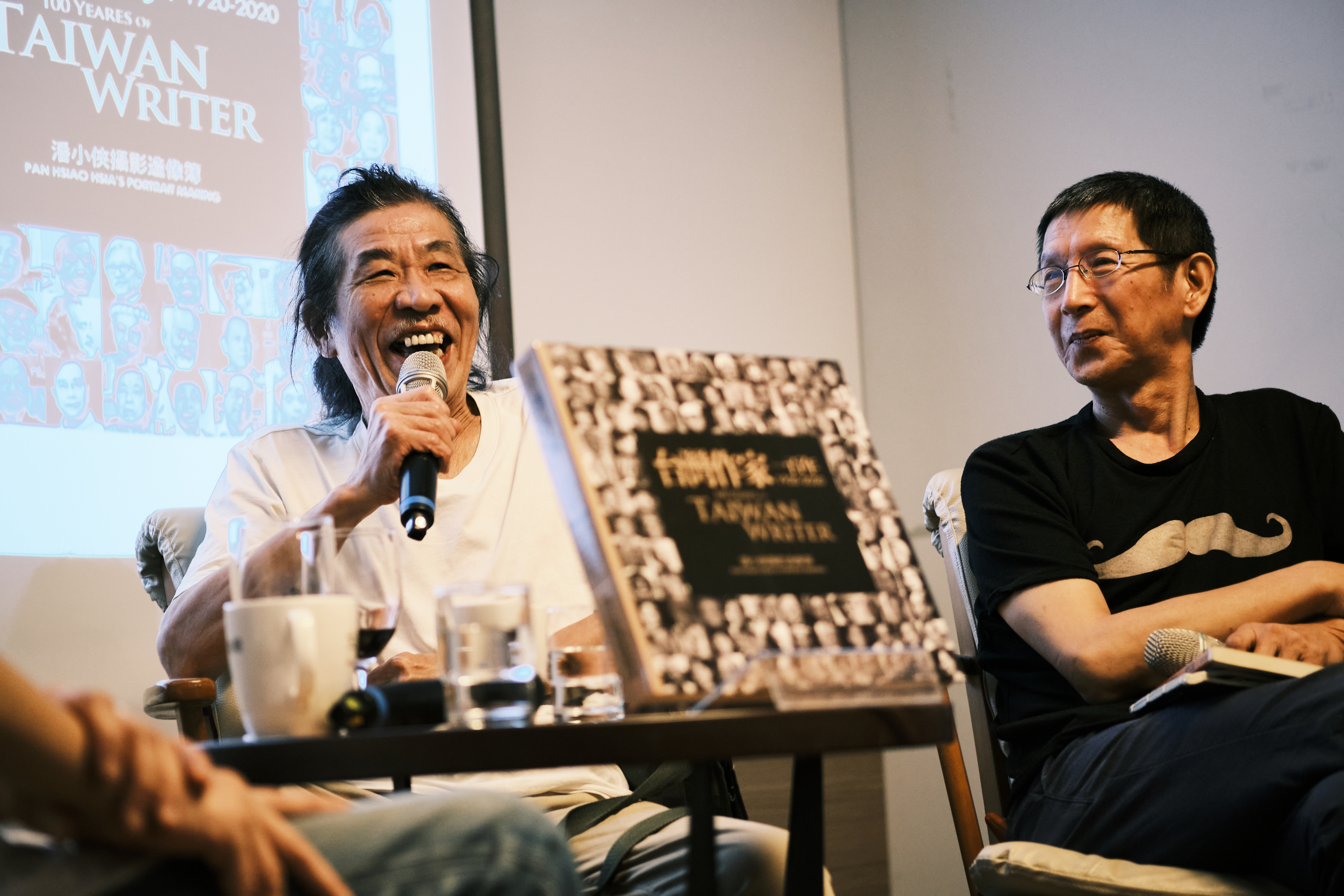 潘小俠拍照40年，其間意外發掘金門王、李炳輝，一度中斷拍照，直到與兩人解約、金門王去世後，才重拾相機。