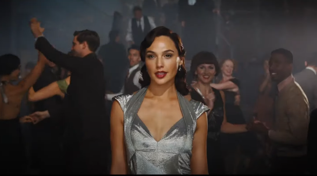 蓋兒加朵在《尼羅河謀殺案》中豔光四射，她究竟是嫌犯還是被害者，令人十分好奇。（翻攝自YouTube)